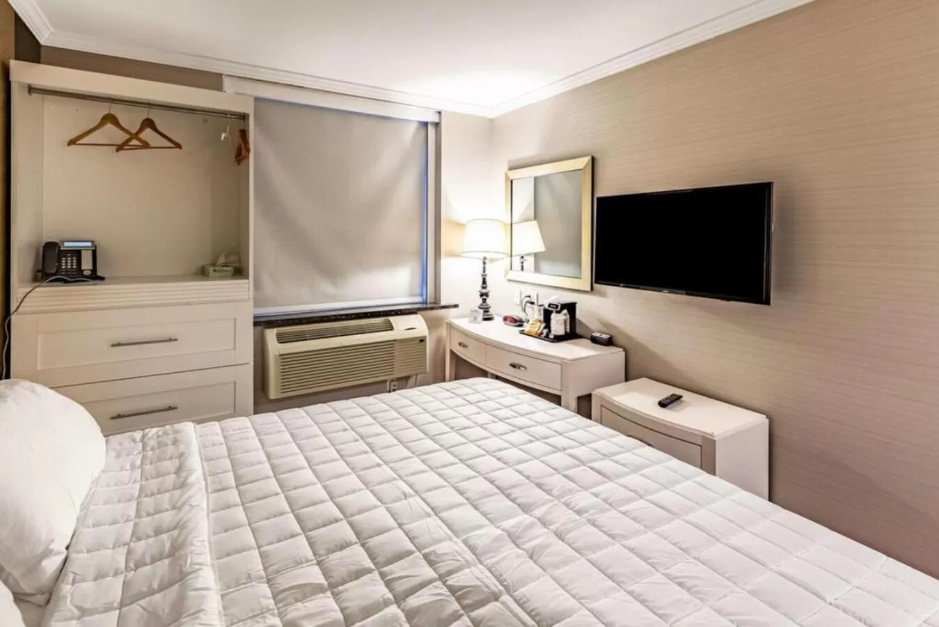 Communal lounge/ TV room, Bed in Umbrella Hotel Brooklyn