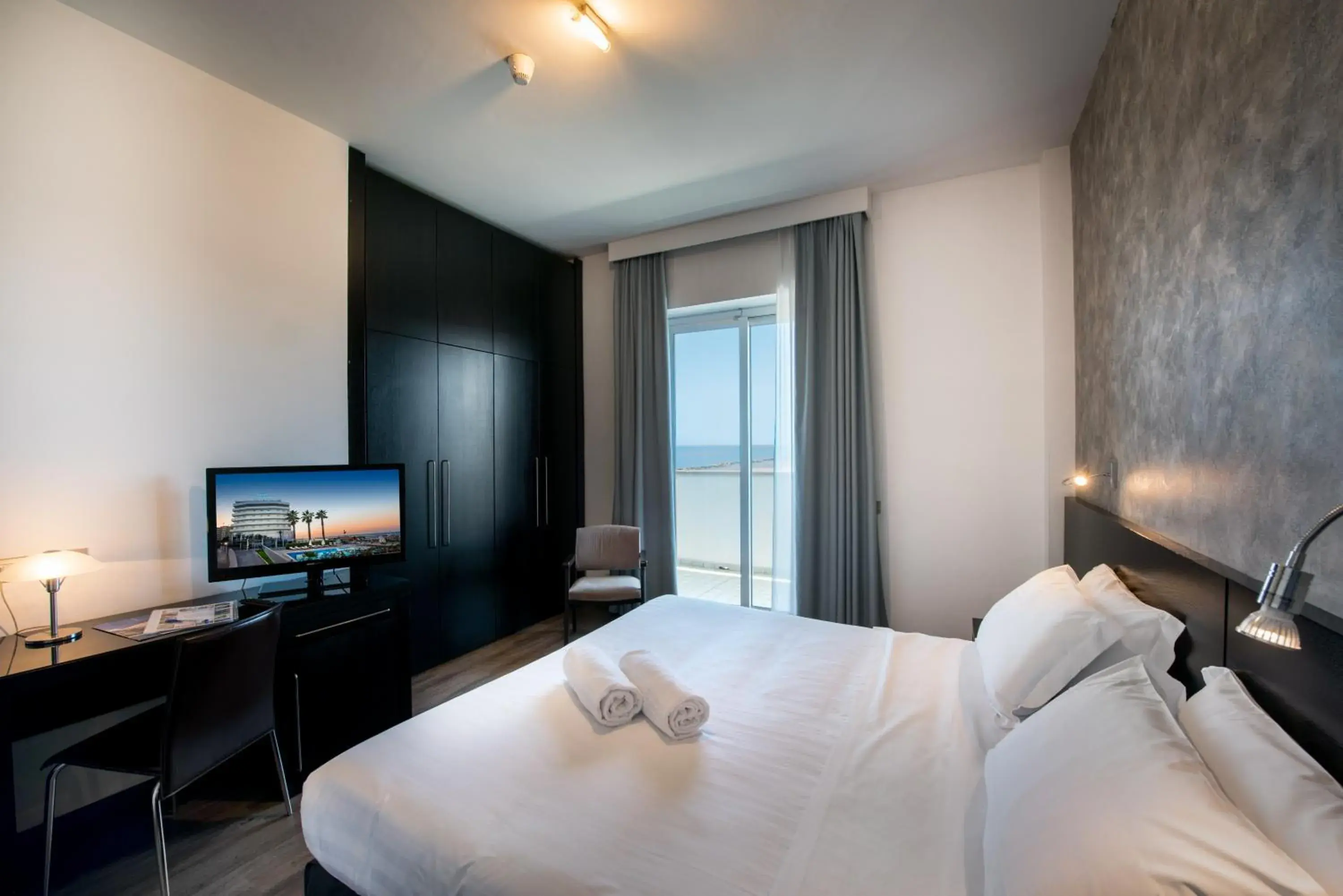 Bed, TV/Entertainment Center in Sea Lion Hotel