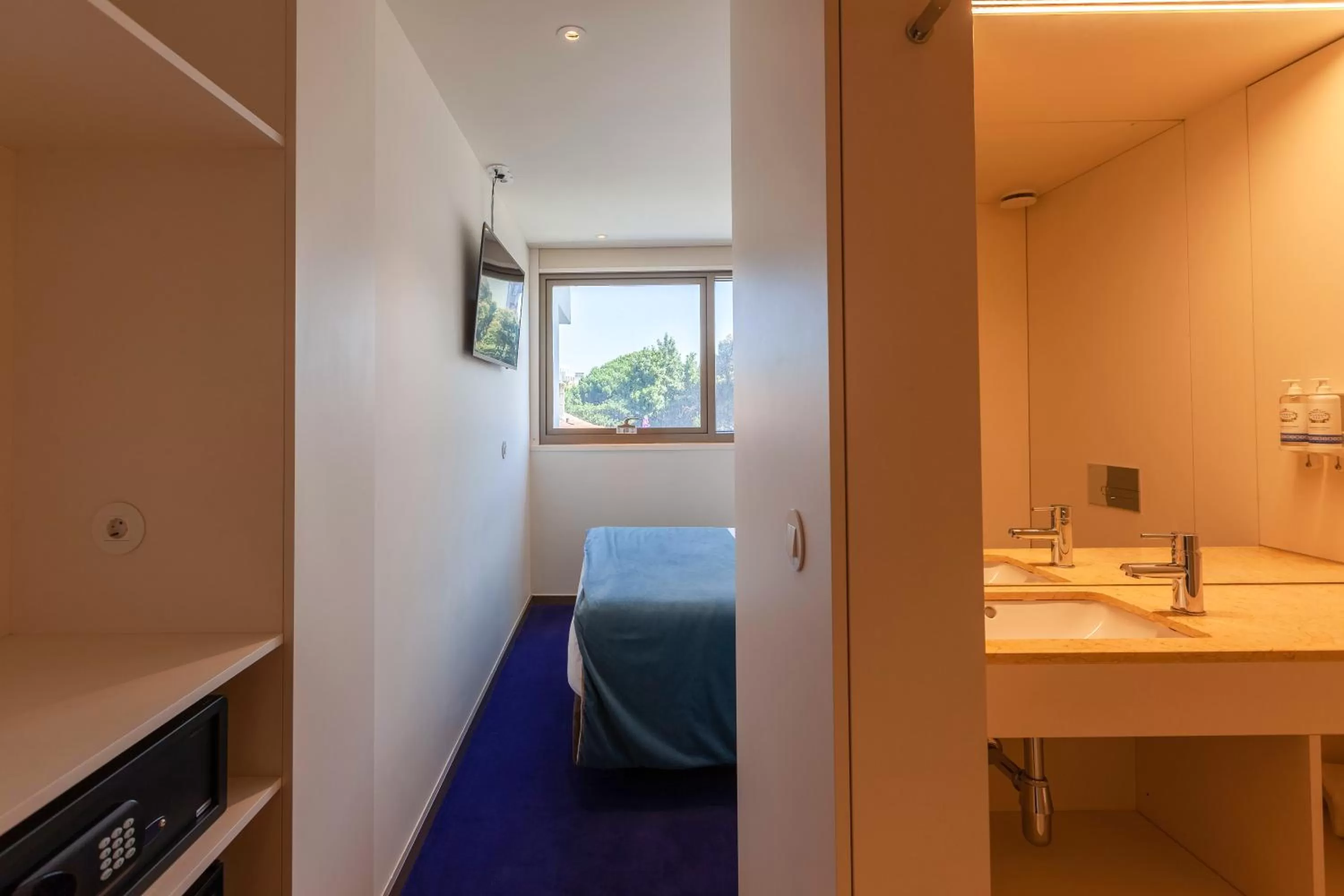 Bathroom, Bed in Sea Porto Hotel