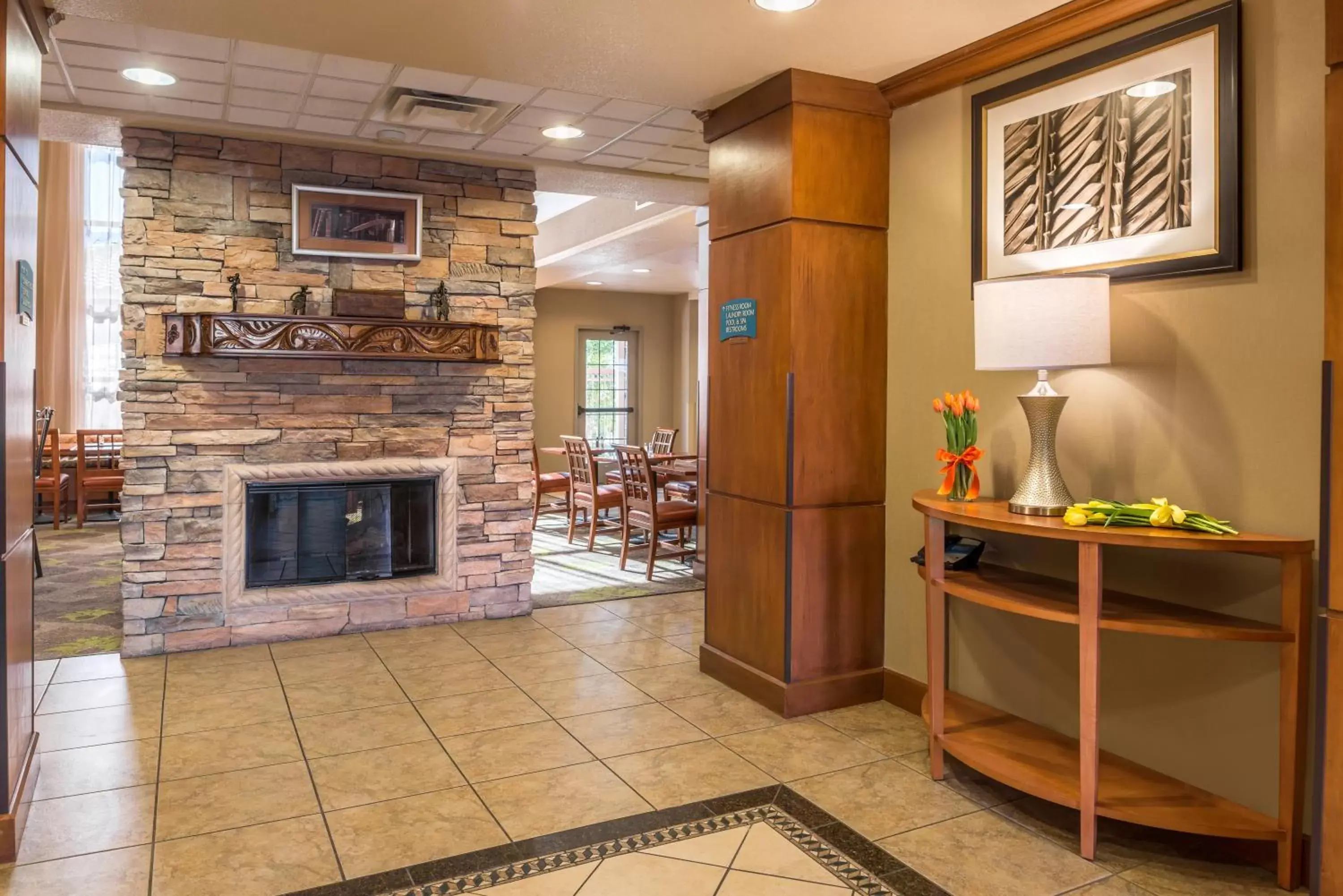 Lobby or reception, Kitchen/Kitchenette in Staybridge Suites Las Cruces, an IHG Hotel