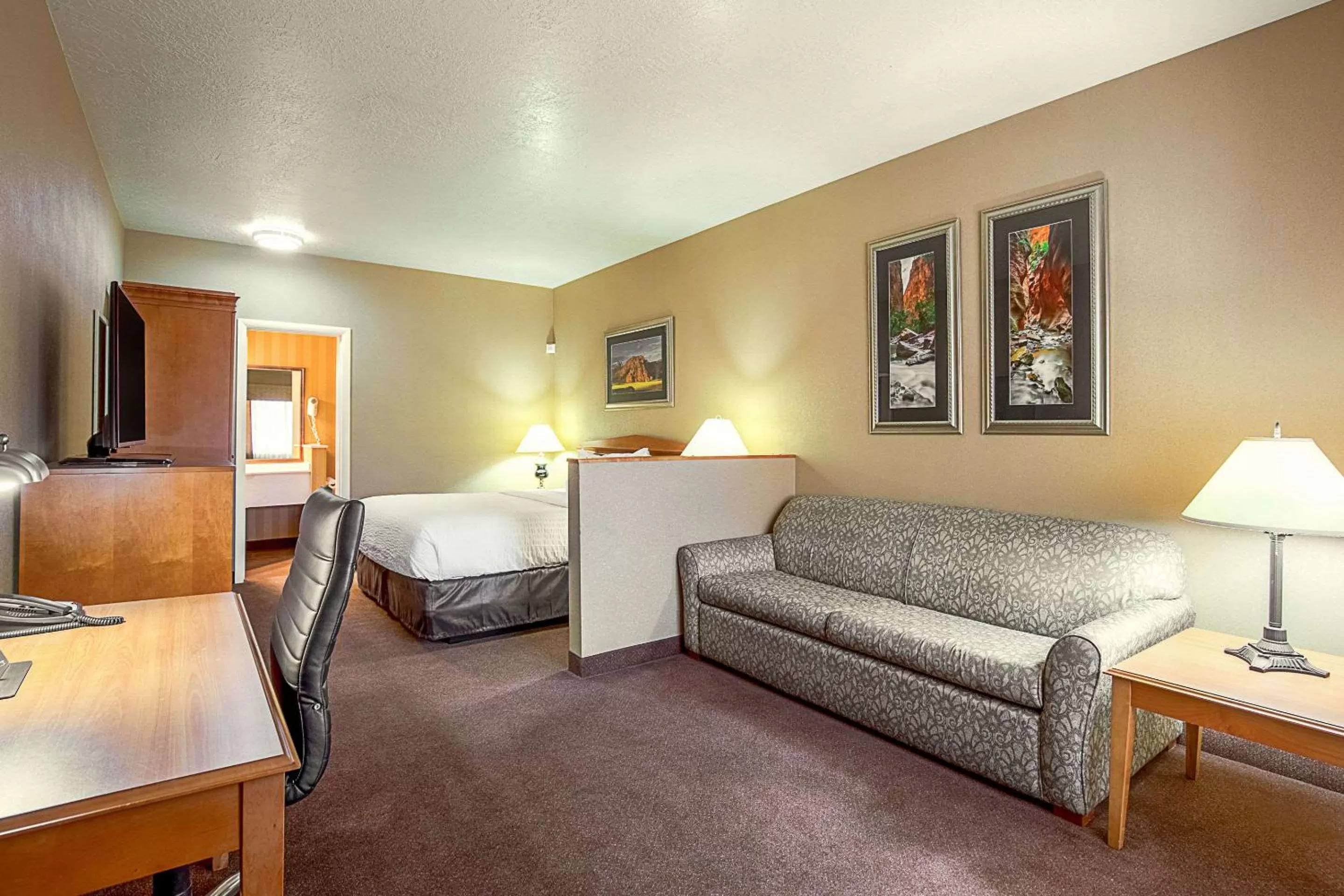Photo of the whole room, Bed in Clarion Suites St George - Convention Center Area
