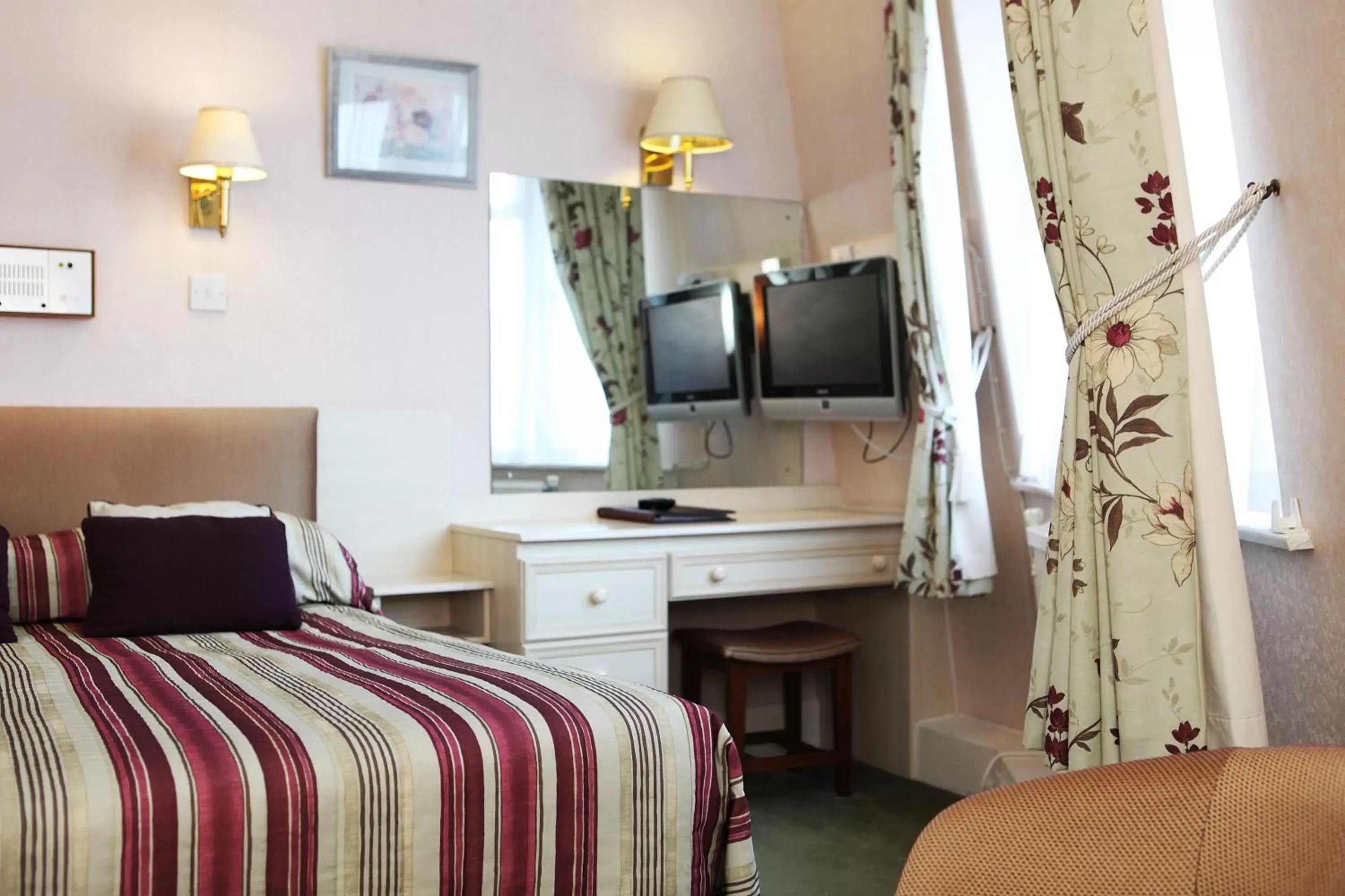 Bed, TV/Entertainment Center in Livermead House Hotel