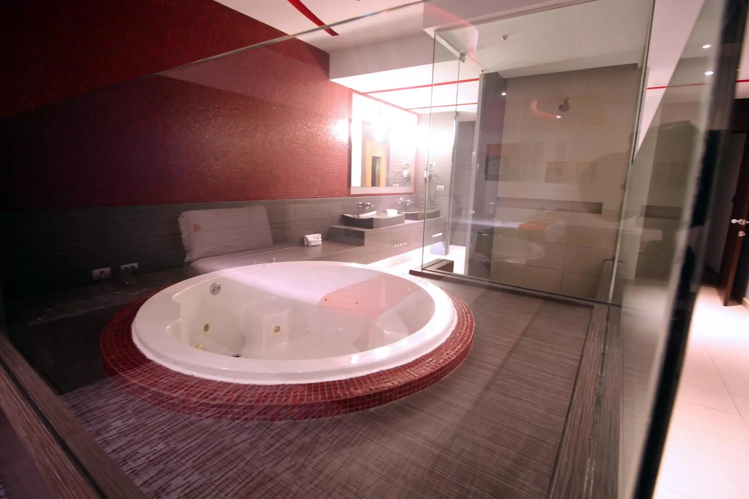 Hot Tub, Bathroom in Motel Via