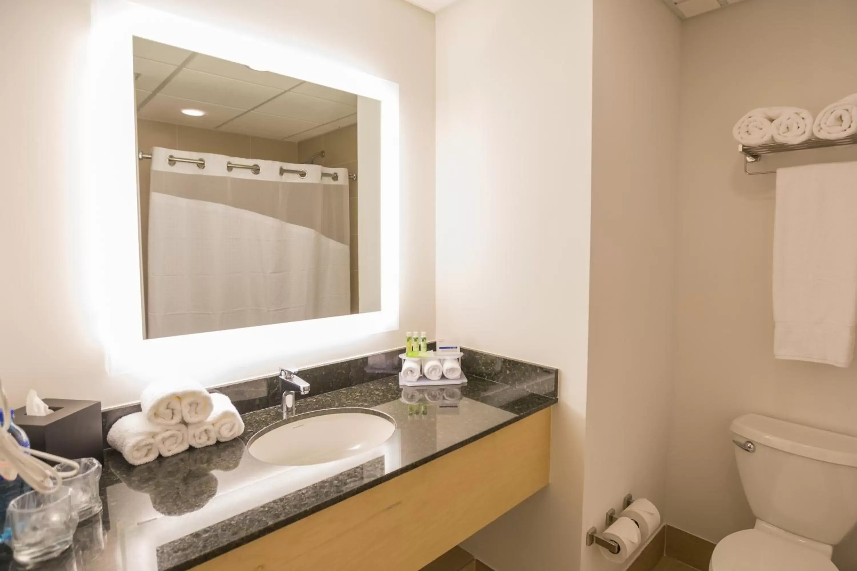 Bathroom in Holiday Inn Express Managua, an IHG Hotel