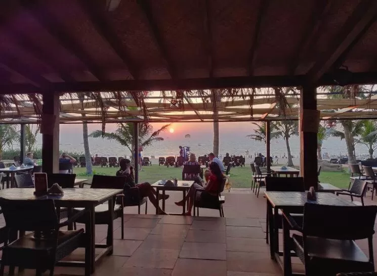 Restaurant/Places to Eat in Chalston Beach Resort