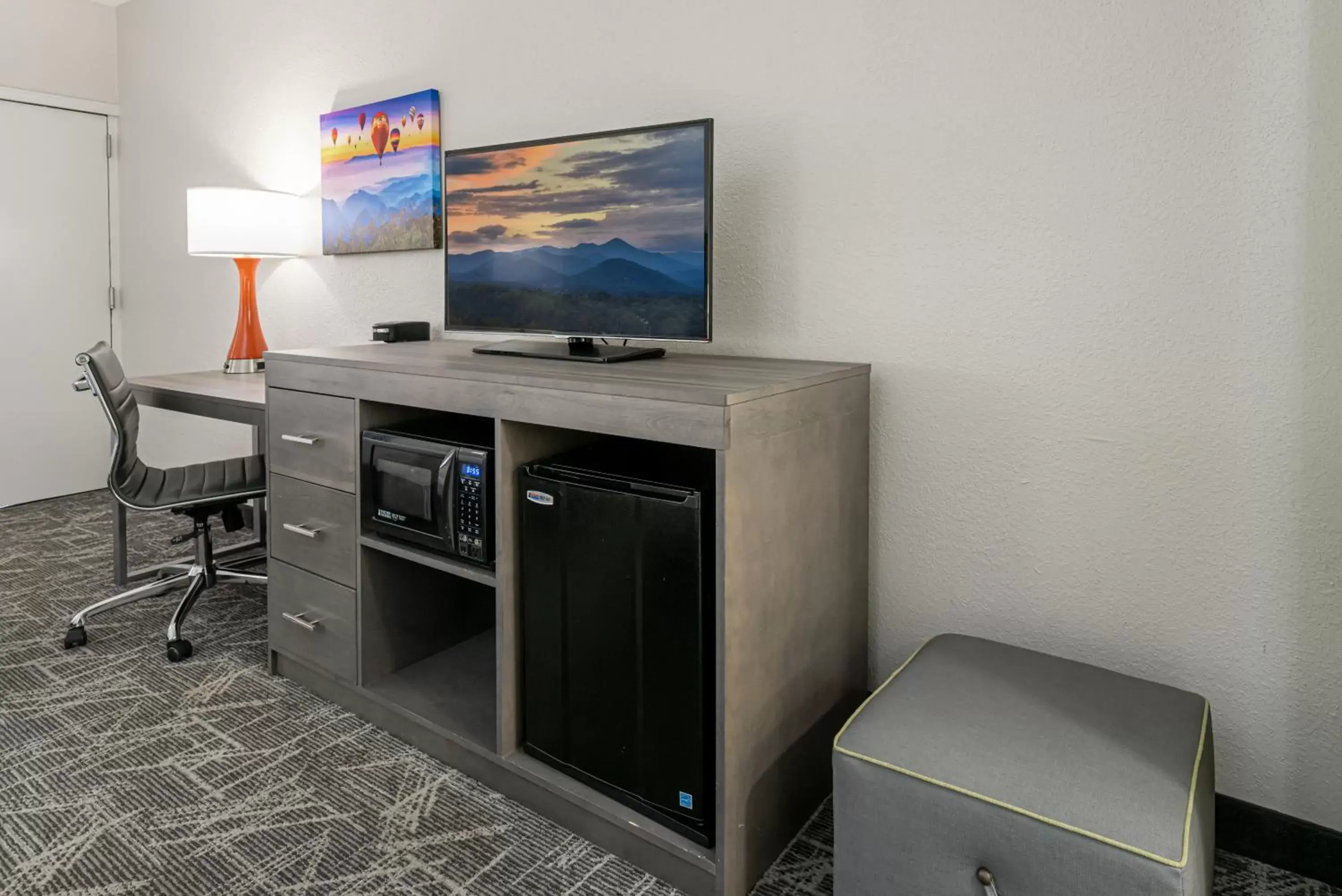 Bedroom, TV/Entertainment Center in Quality Inn Asheville Downtown Tunnel Rd