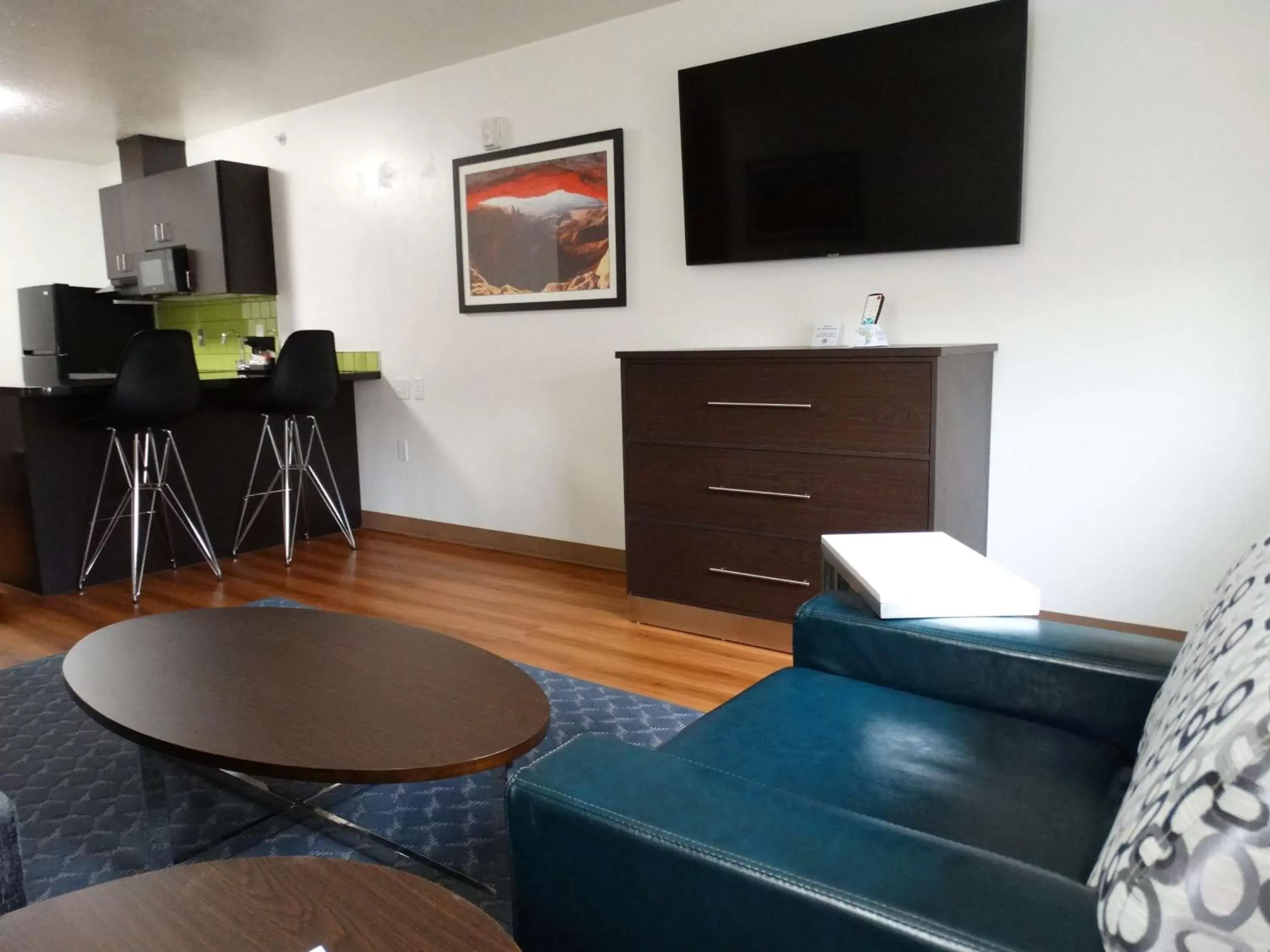 Photo of the whole room, TV/Entertainment Center in Best Western Duchesne Inn