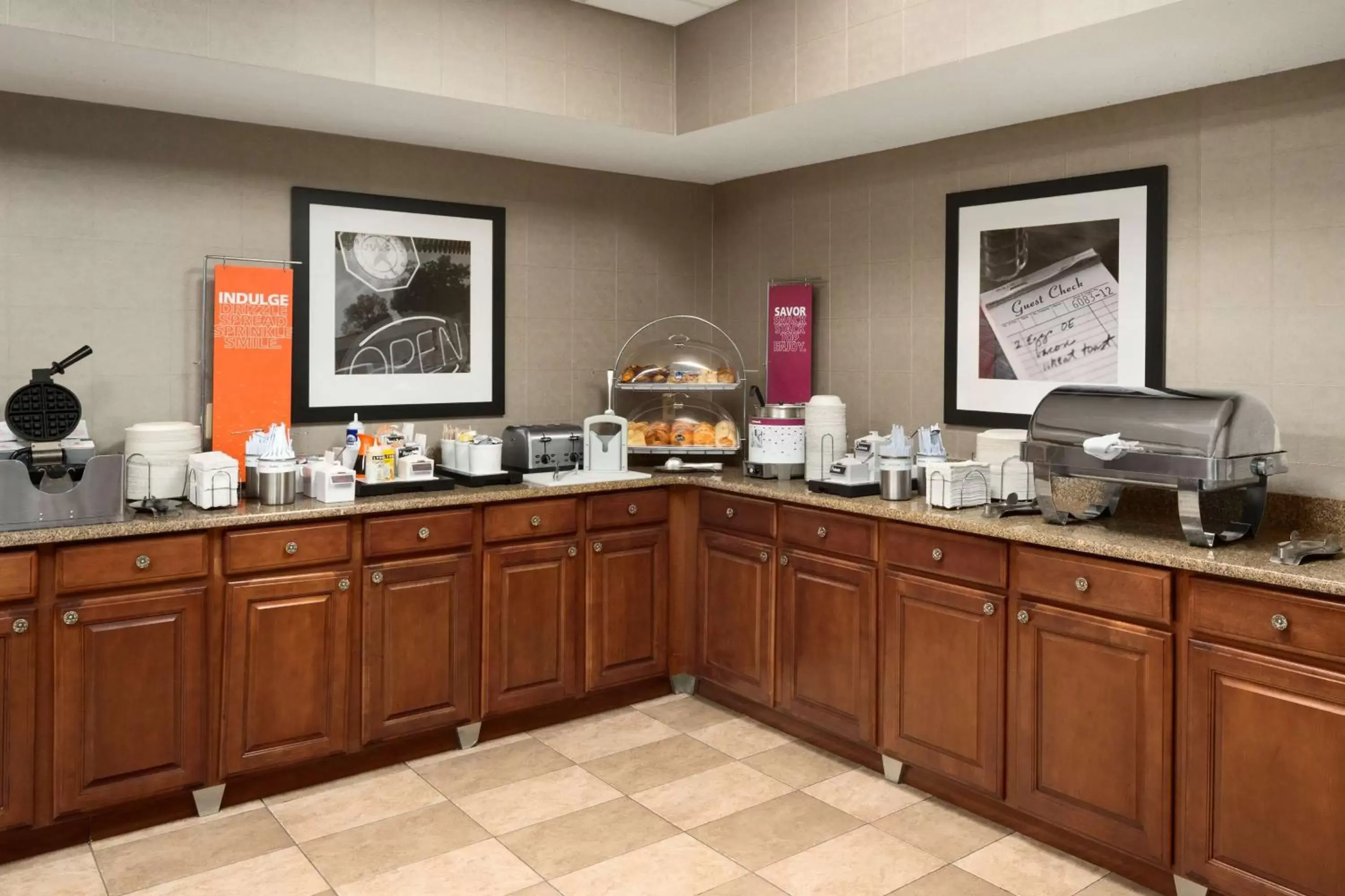 Dining area in Hampton Inn & Suites Detroit Sterling Heights