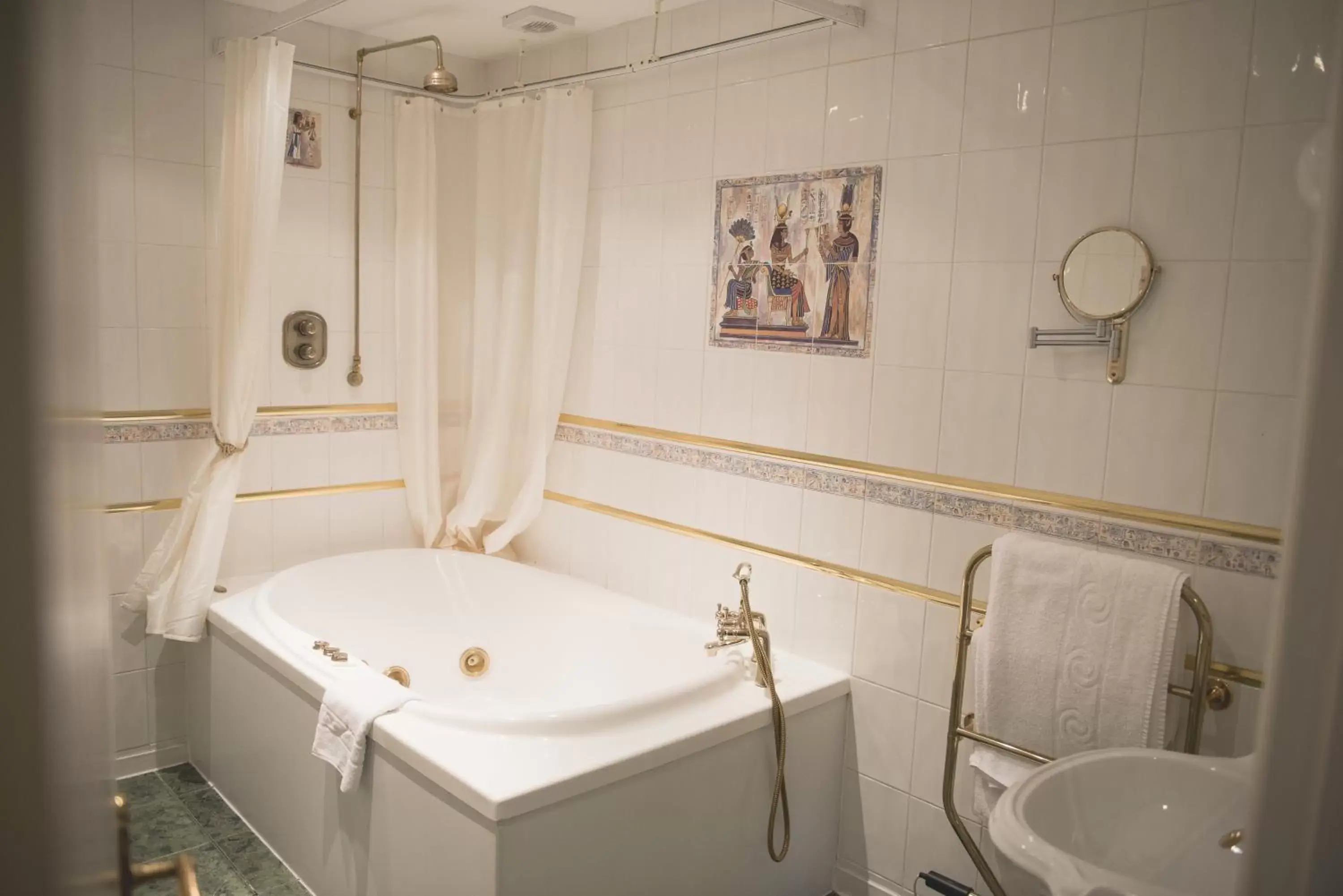 Bathroom in Mere Court Hotel