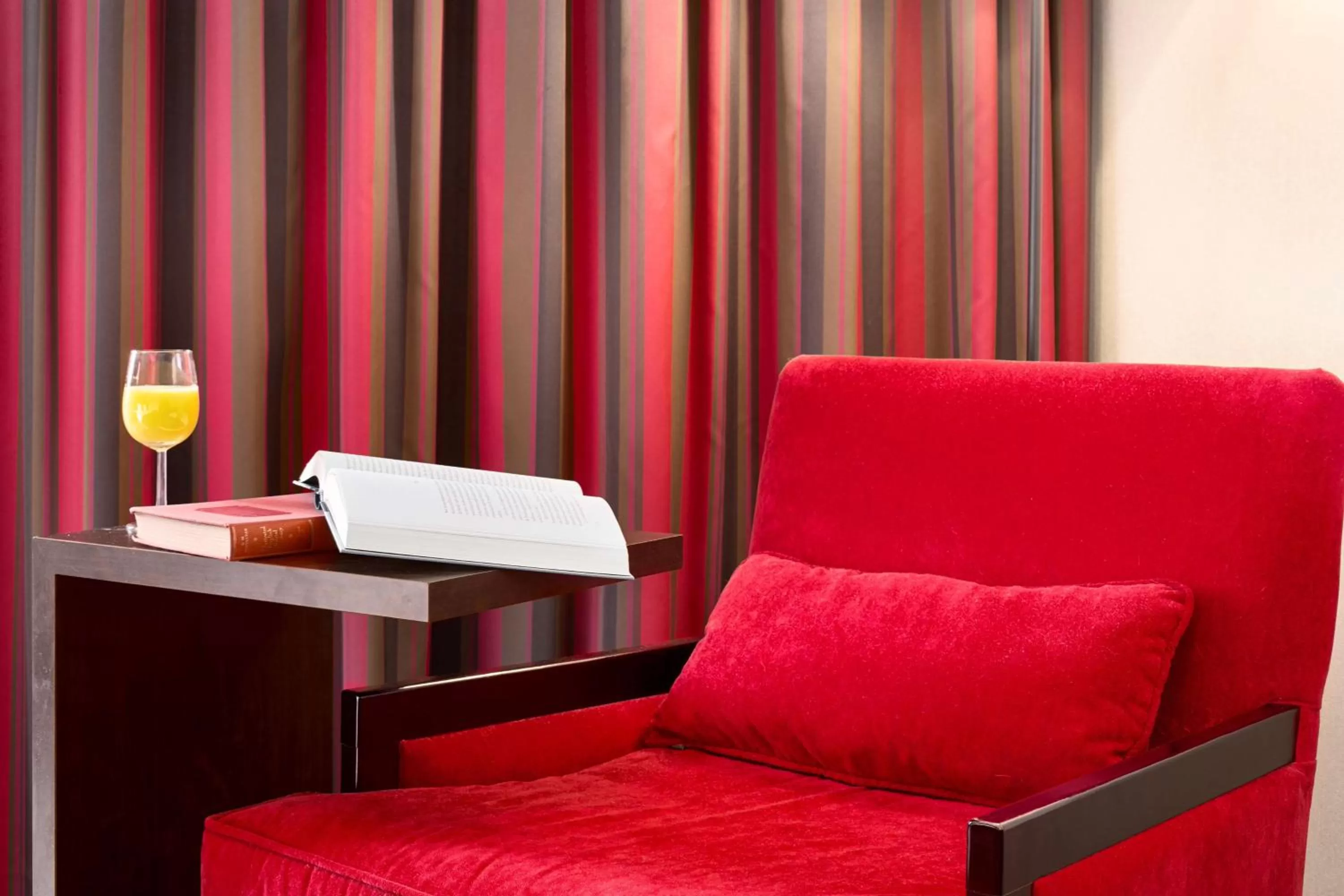 Photo of the whole room, Bed in NH Capelle Rotterdam