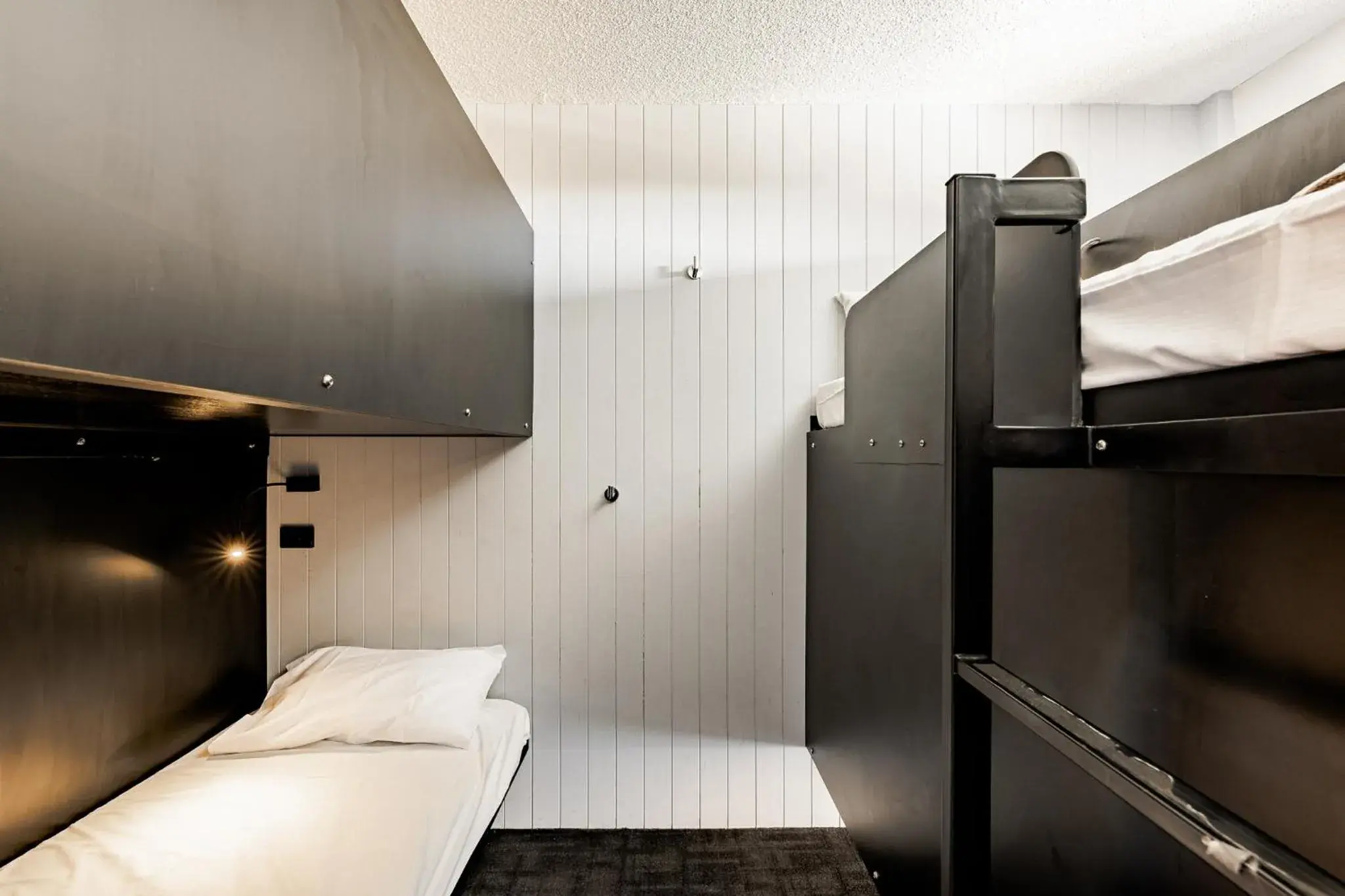 Bed, TV/Entertainment Center in Bunk Surfers Paradise