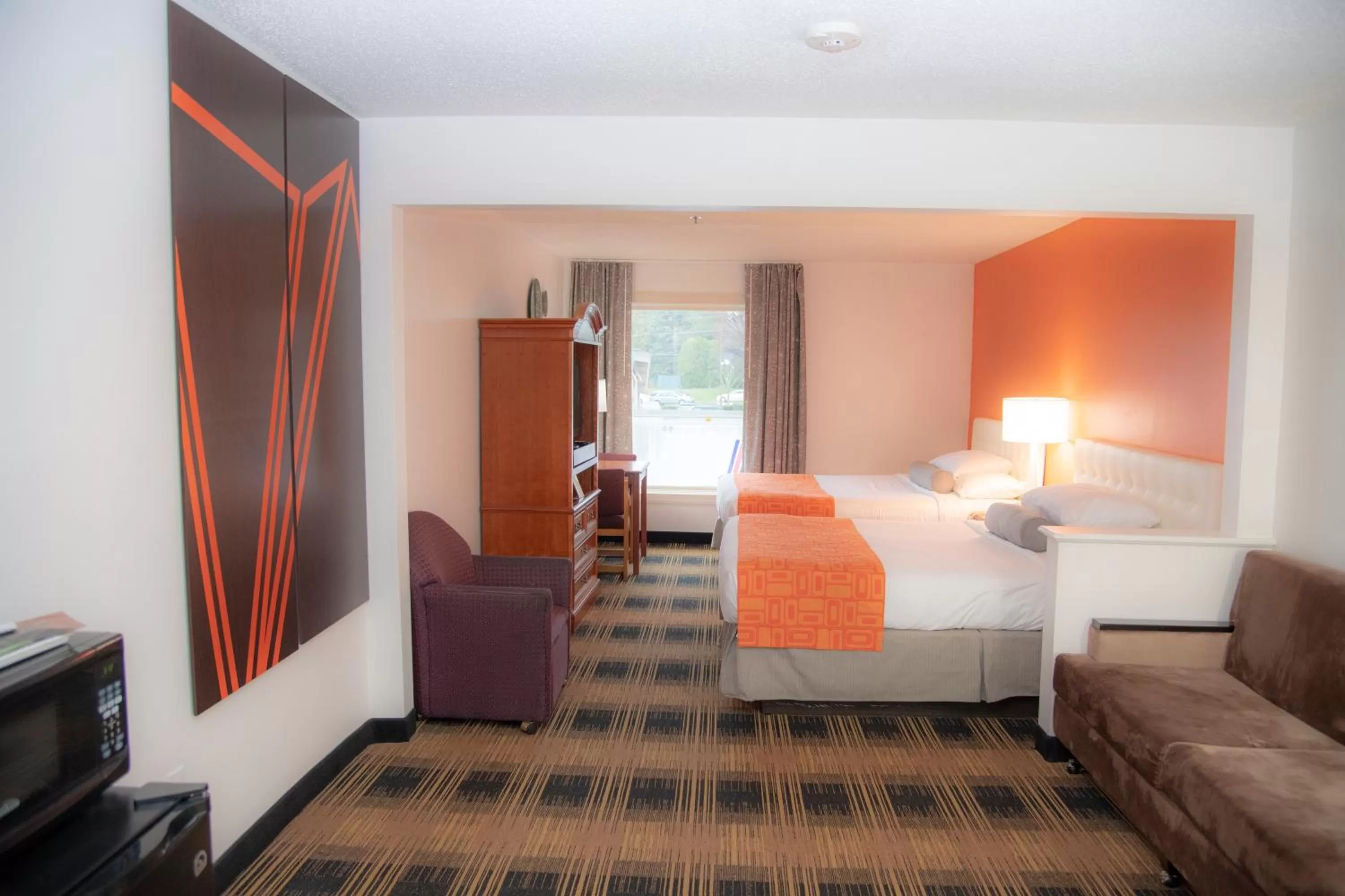 Photo of the whole room, Bed in Howard Johnson by Wyndham Allentown/Dorney Hotel & Suites