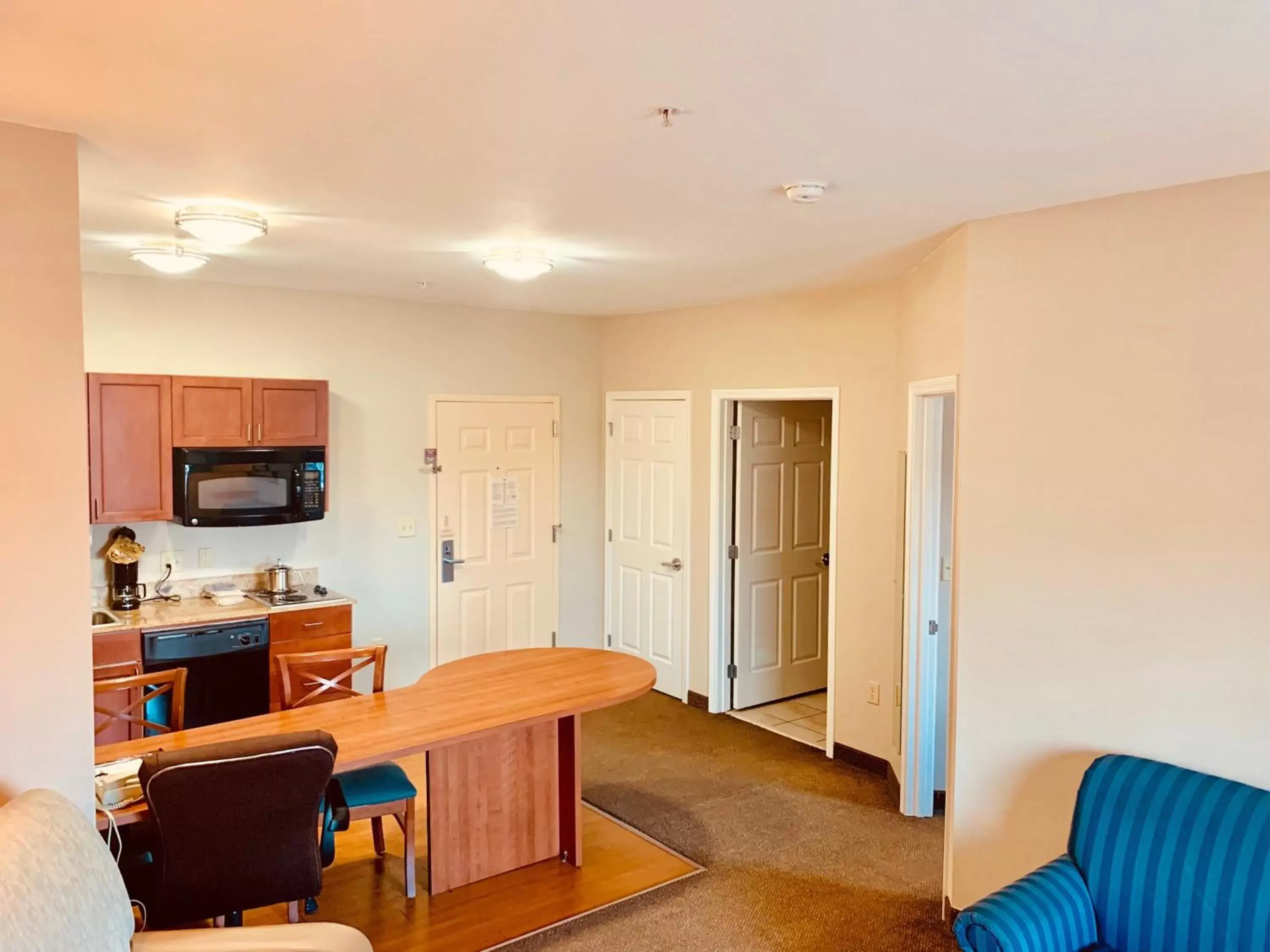 Photo of the whole room, TV/Entertainment Center in Candlewood Suites Hot Springs, an IHG Hotel