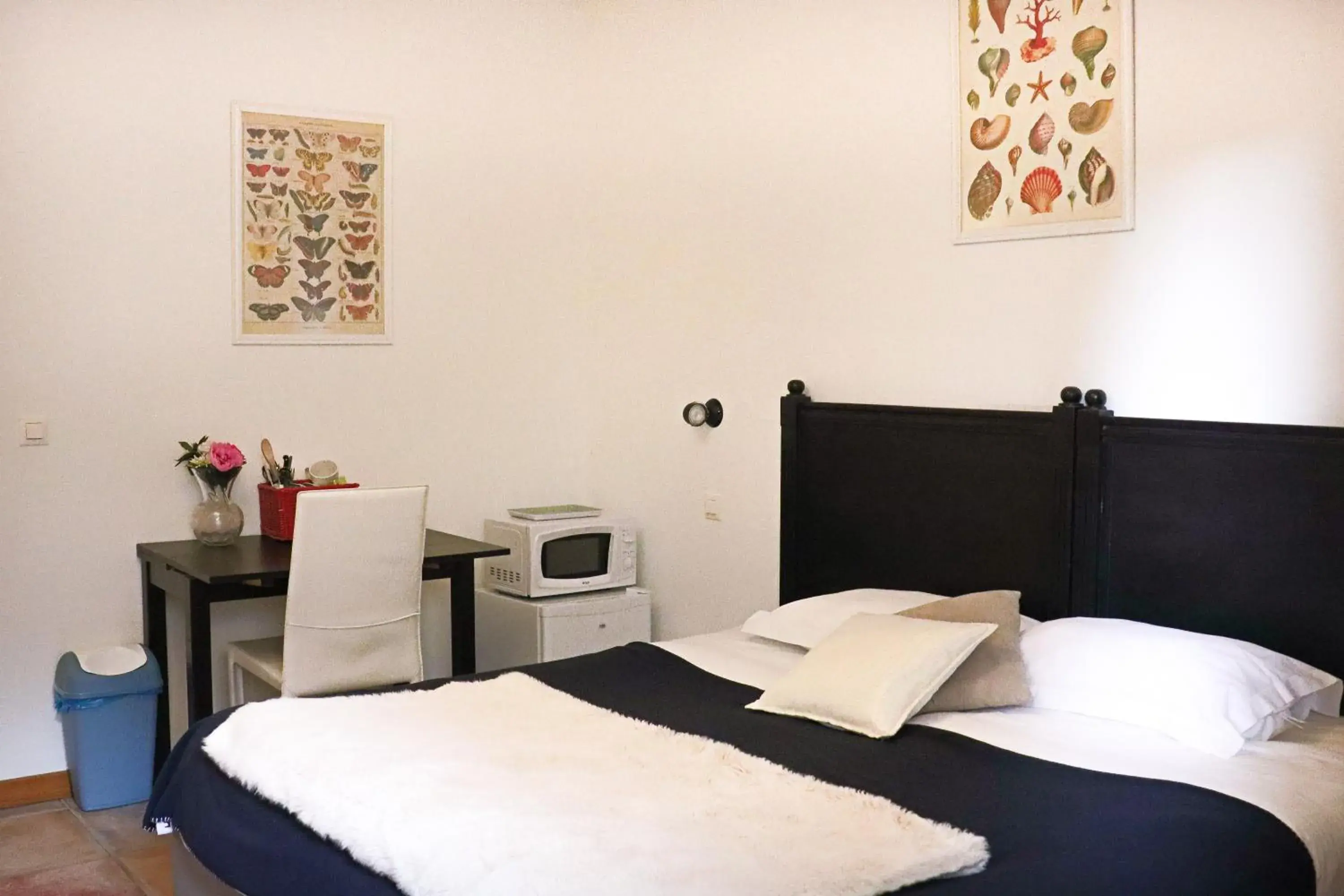 Dining area, Bed in A La Villa Boucicaut