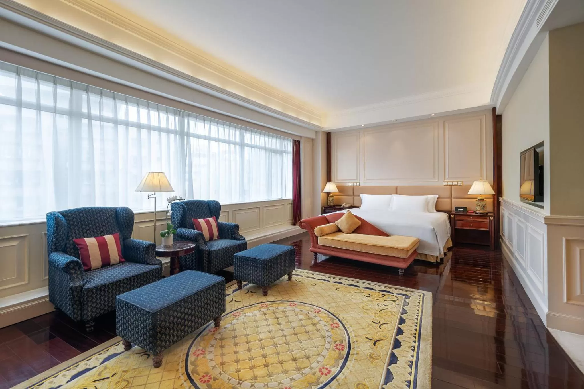 Photo of the whole room, Seating Area in Crowne Plaza Hotel & Suites Landmark Shenzhen, an IHG Hotel - Nearby Luohu Border, Indoor heated swimming pool, Receive RMB100 SPA coupon upon check-in