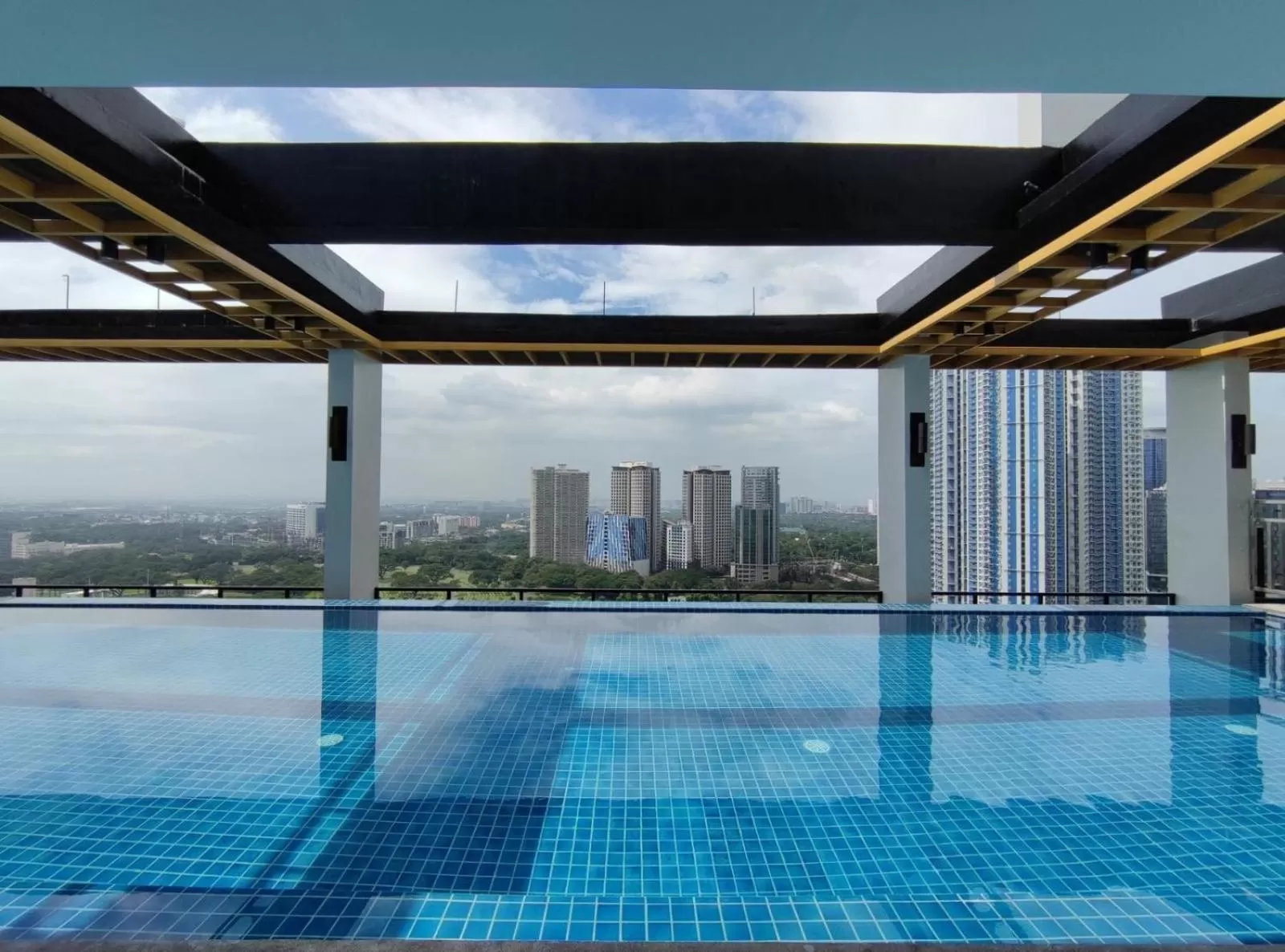 Swimming Pool in Capital O 804 The Residences at Bonifacio Civic Center