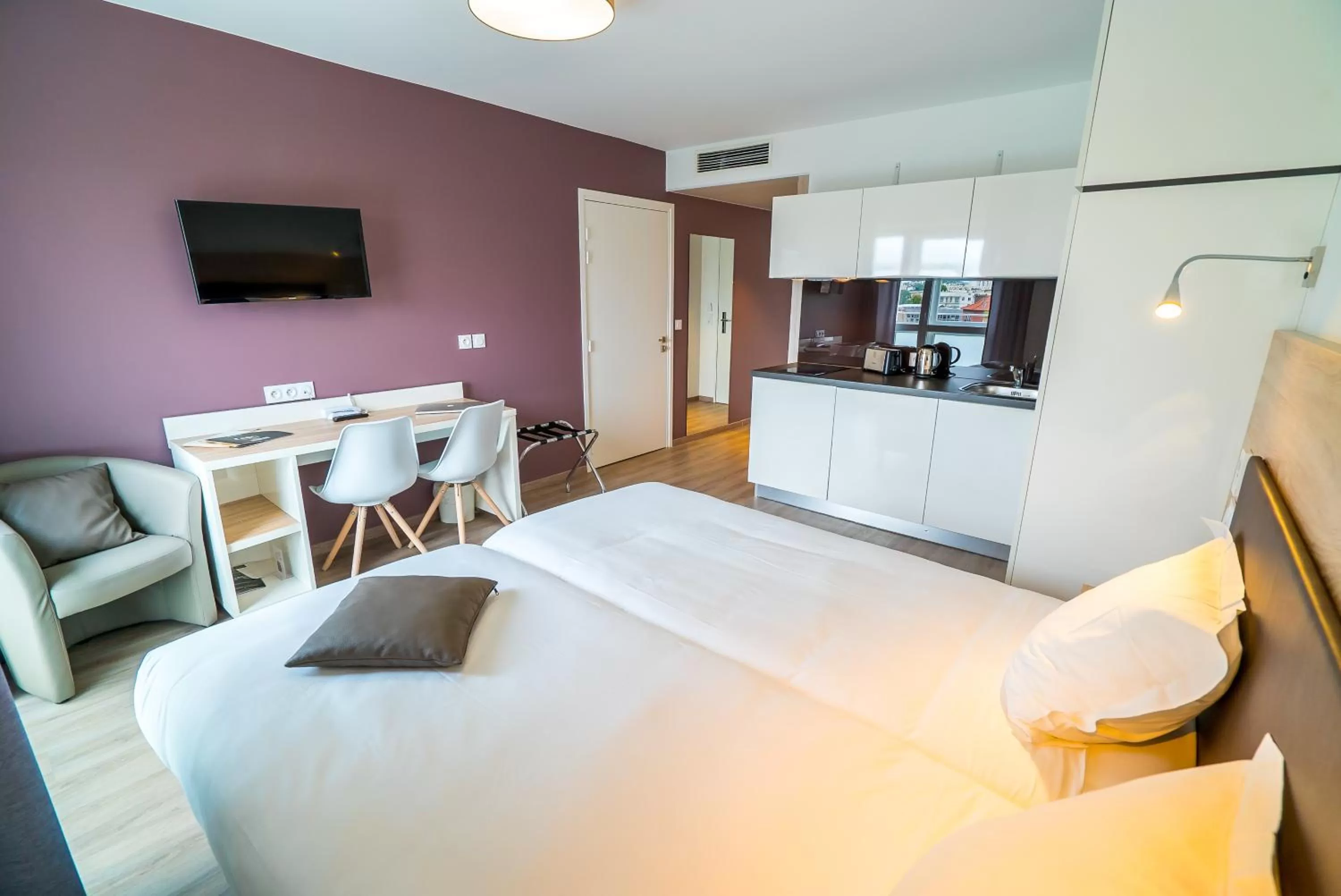 Photo of the whole room, Bed in All Suites Appart Hôtel - Choisy-le-Roi