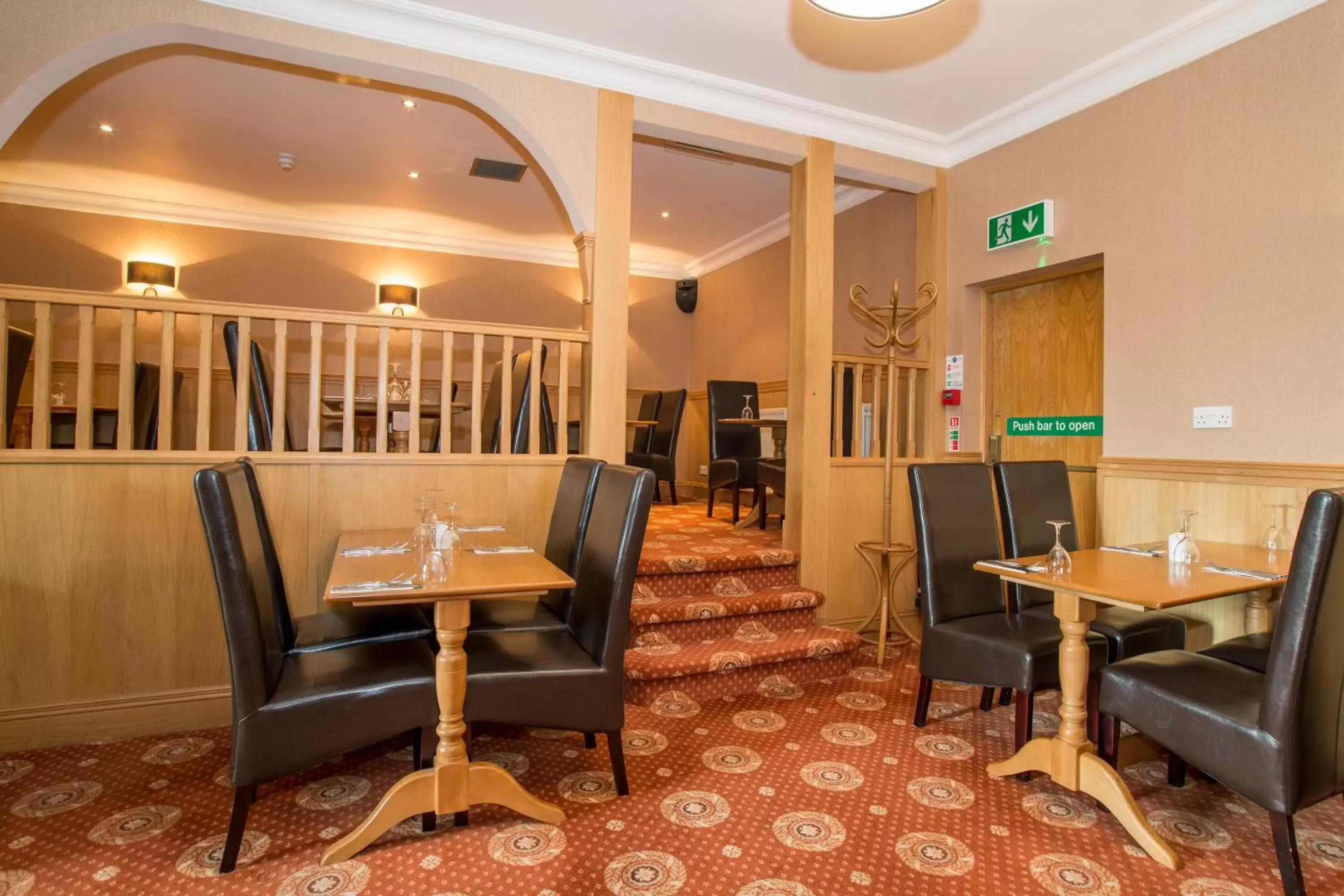 Restaurant/Places to Eat in Station Hotel