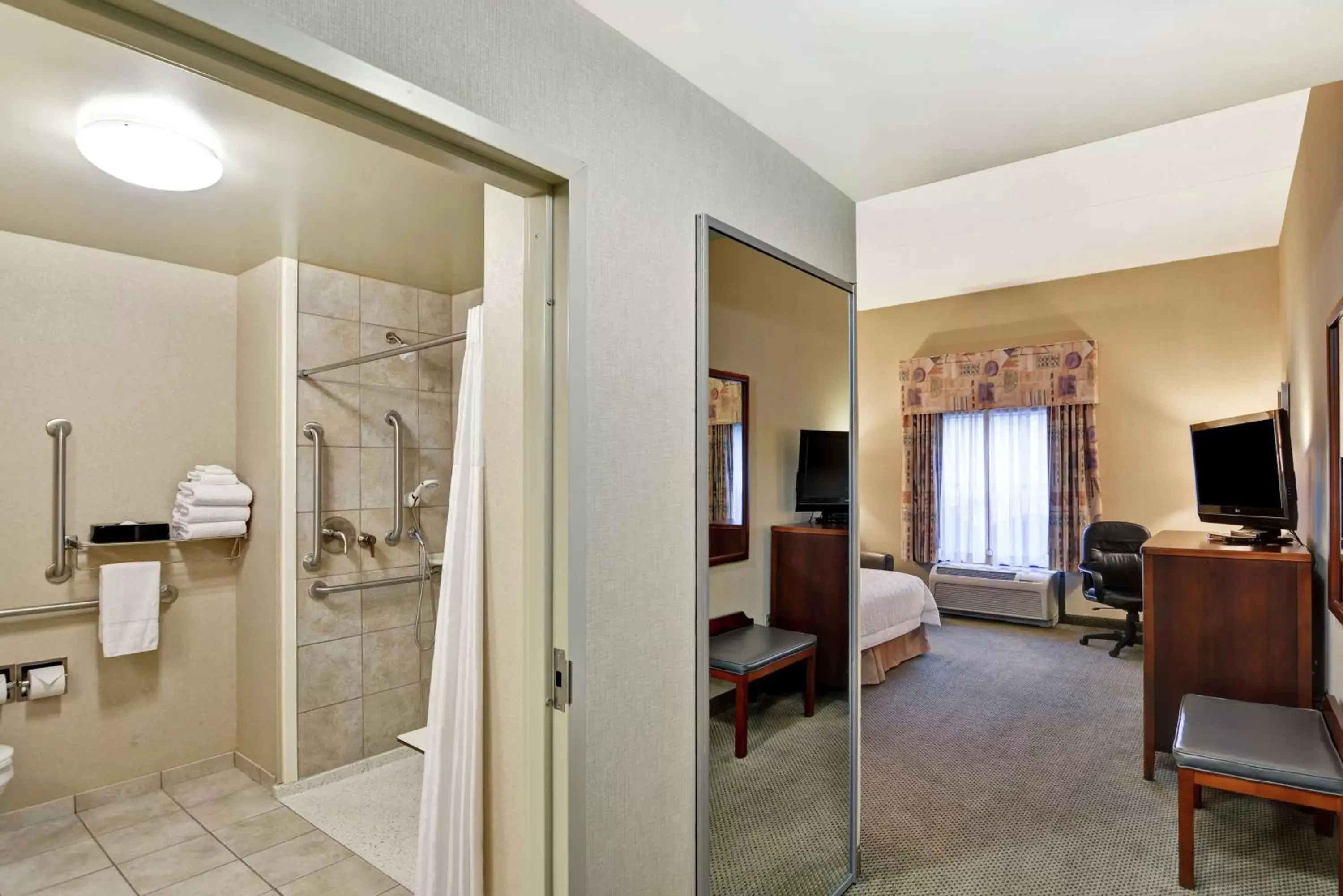 Bedroom, TV/Entertainment Center in Hampton Inn Sayre