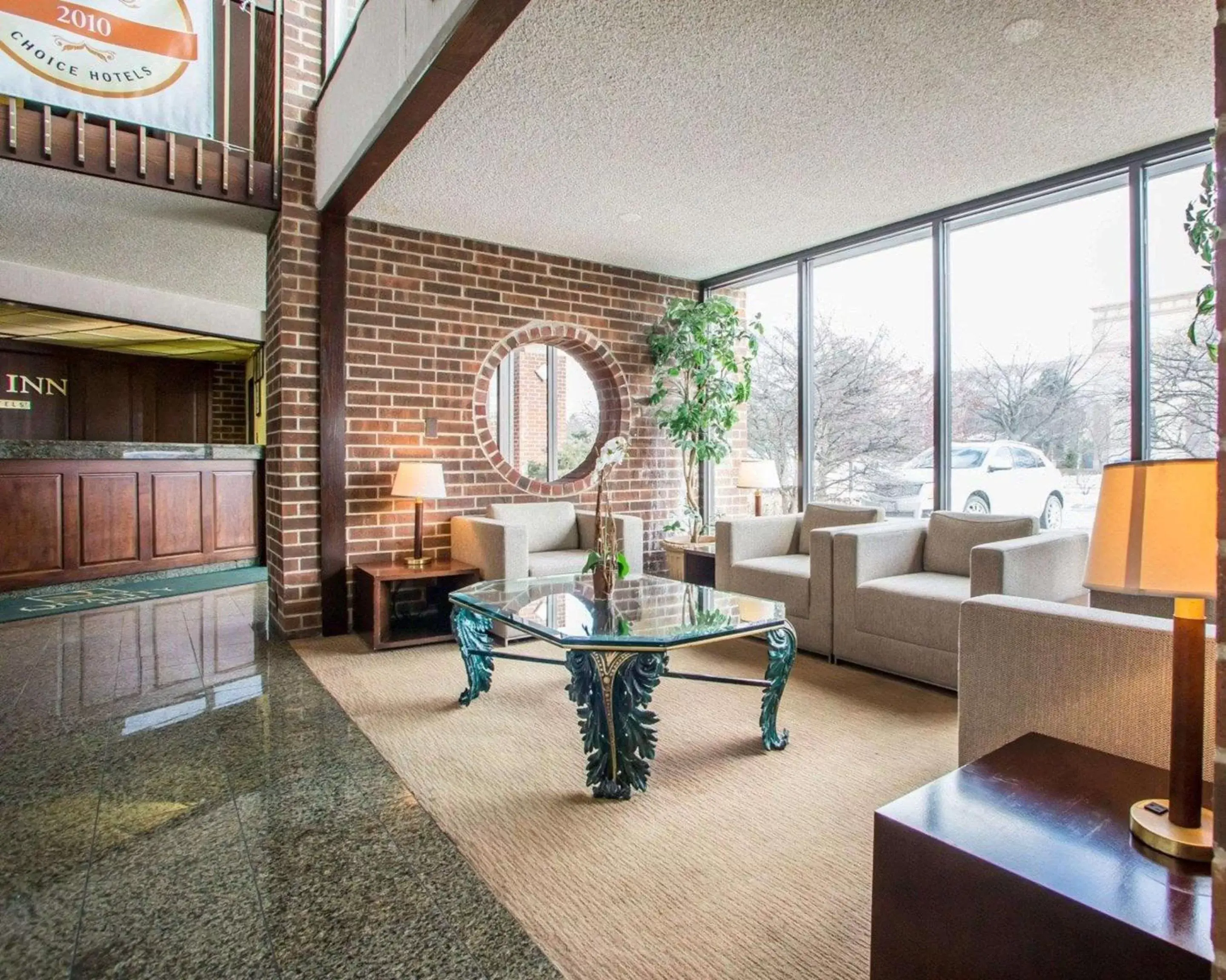 Lobby or reception in Quality Inn Schaumburg - Chicago near the Mall