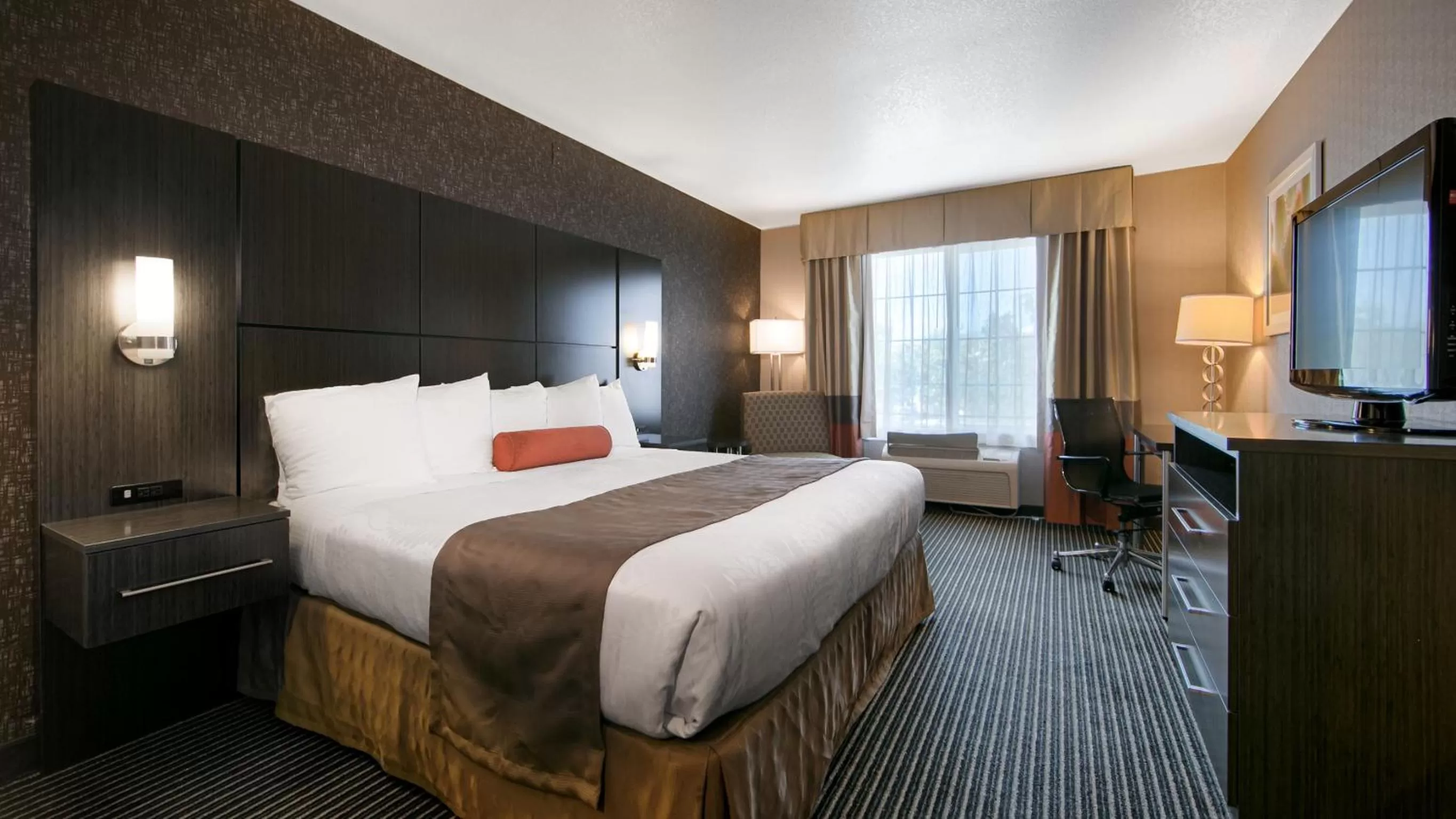 King Room with Roll-In Shower - Disability Access in Best Western Plus Rama Inn & Suites