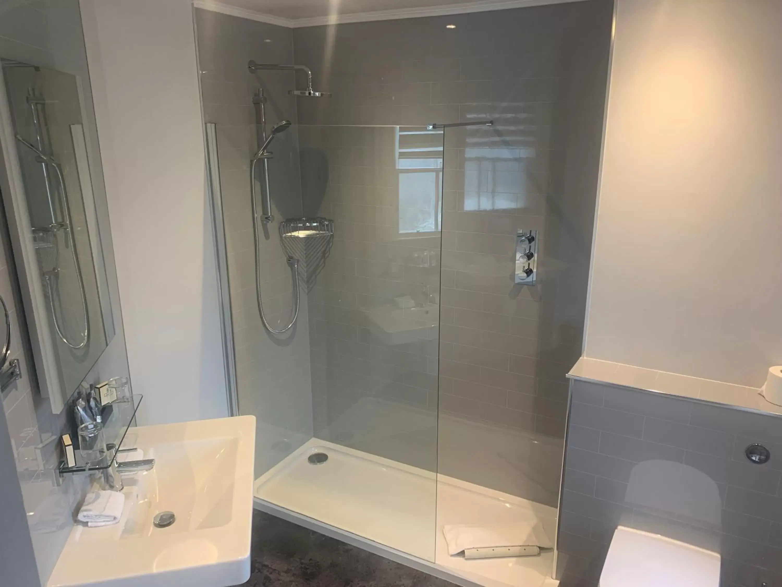 Shower, Bathroom in The Parklands Hotel
