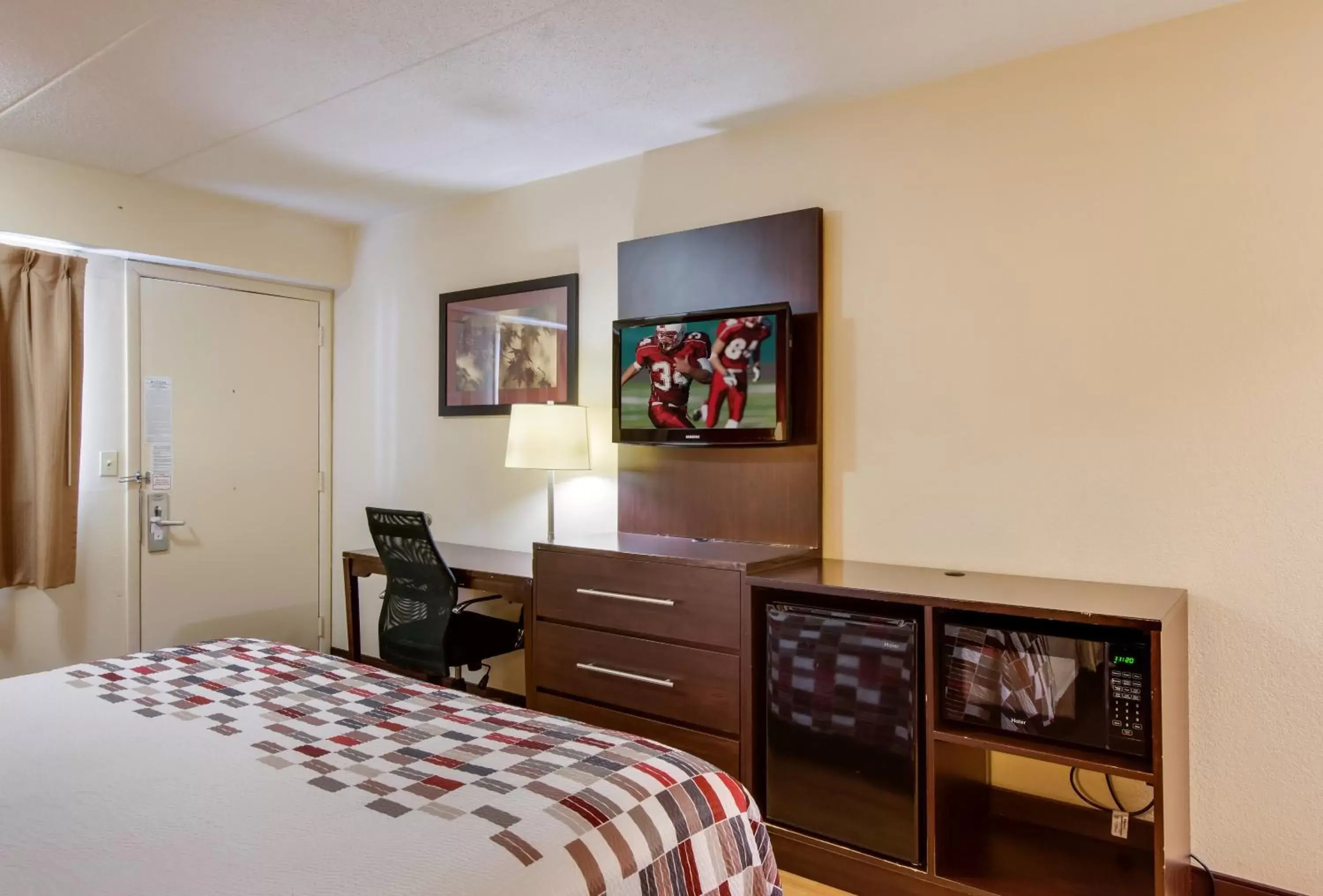 Photo of the whole room, Room Photo in Red Roof Inn Kalamazoo East – Expo Center