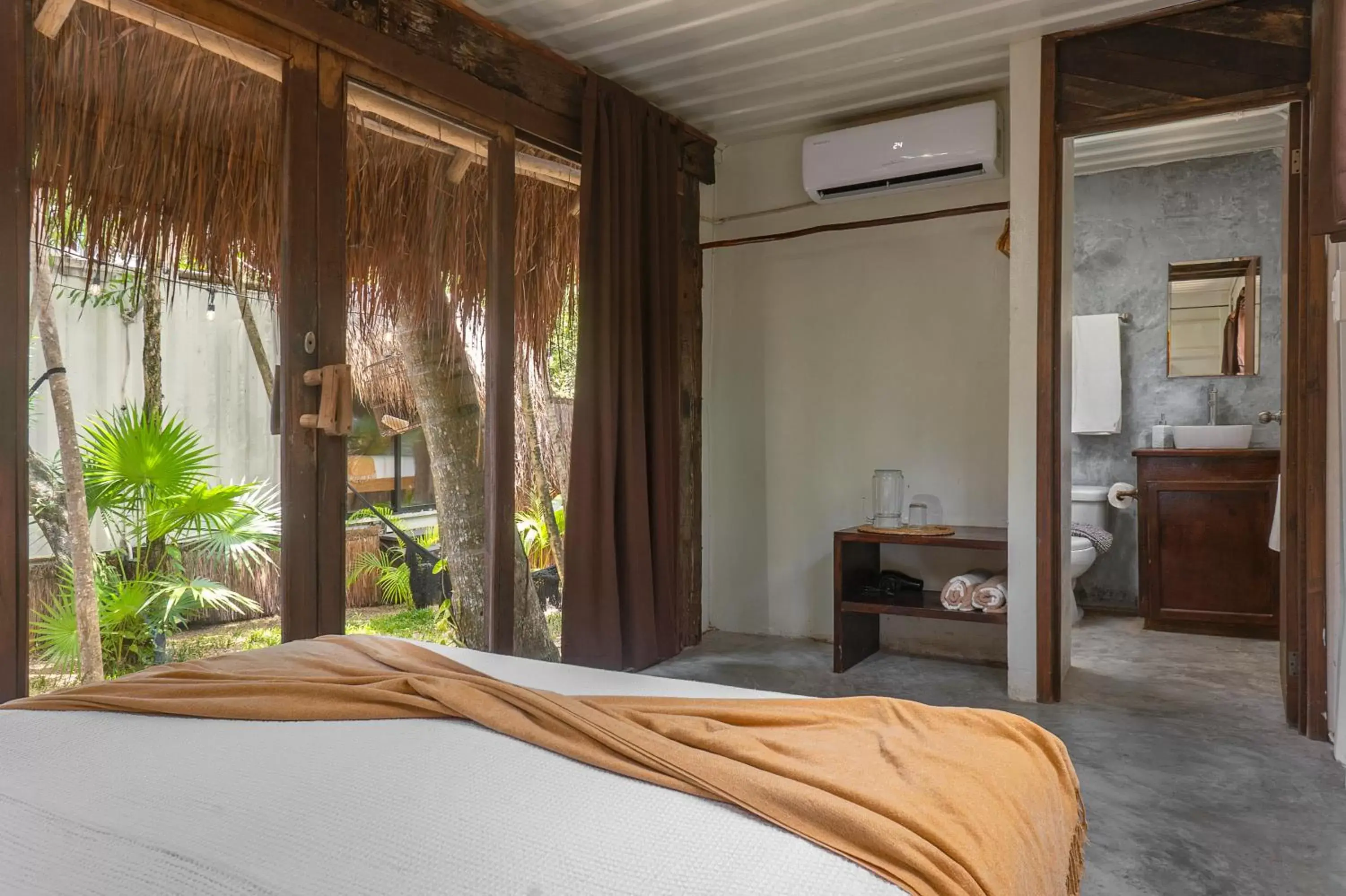 Photo of the whole room, Bed in Pal Mar Glamtainer Tulum