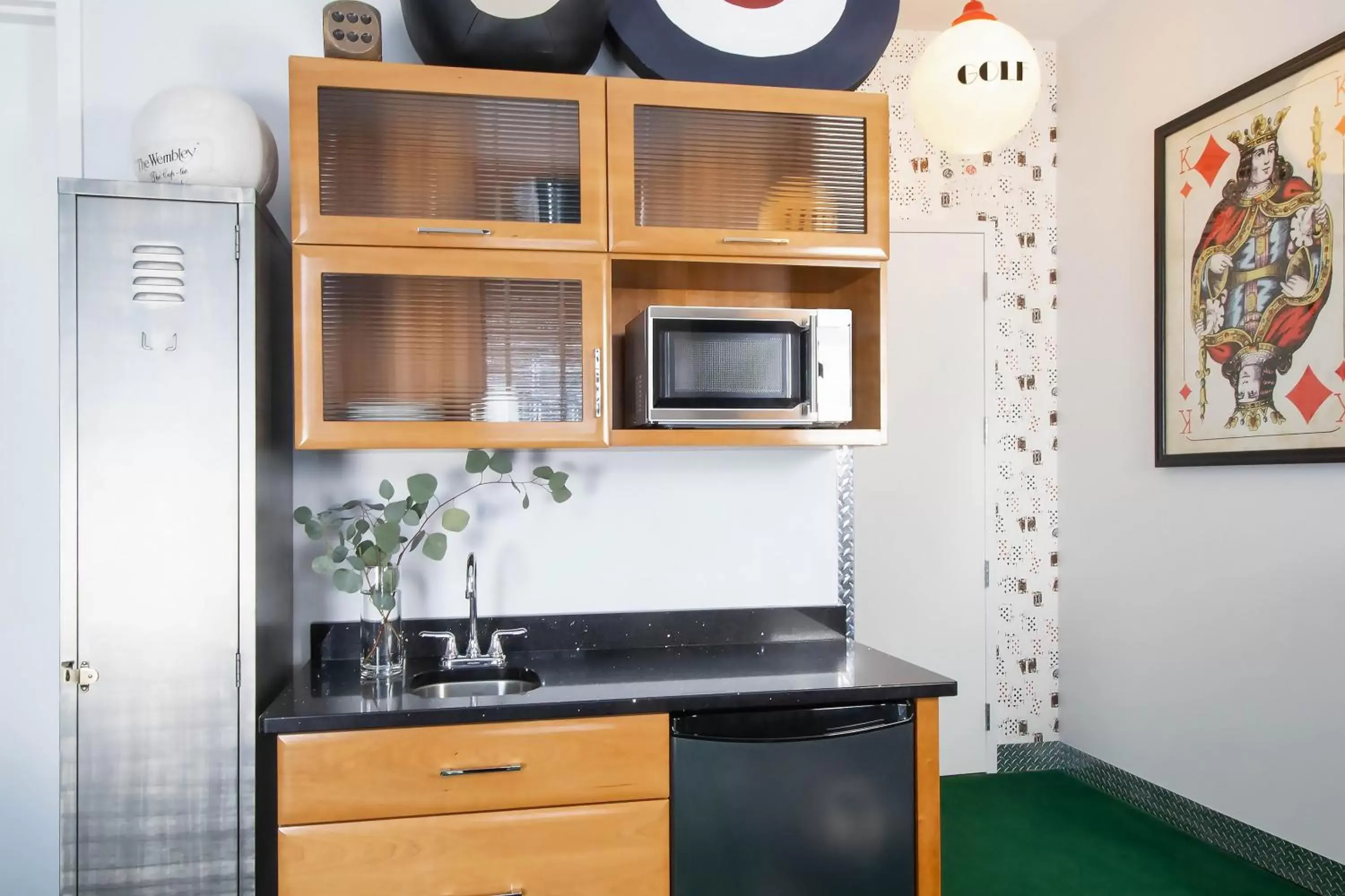 Kitchen/Kitchenette in Retro Suites Hotel