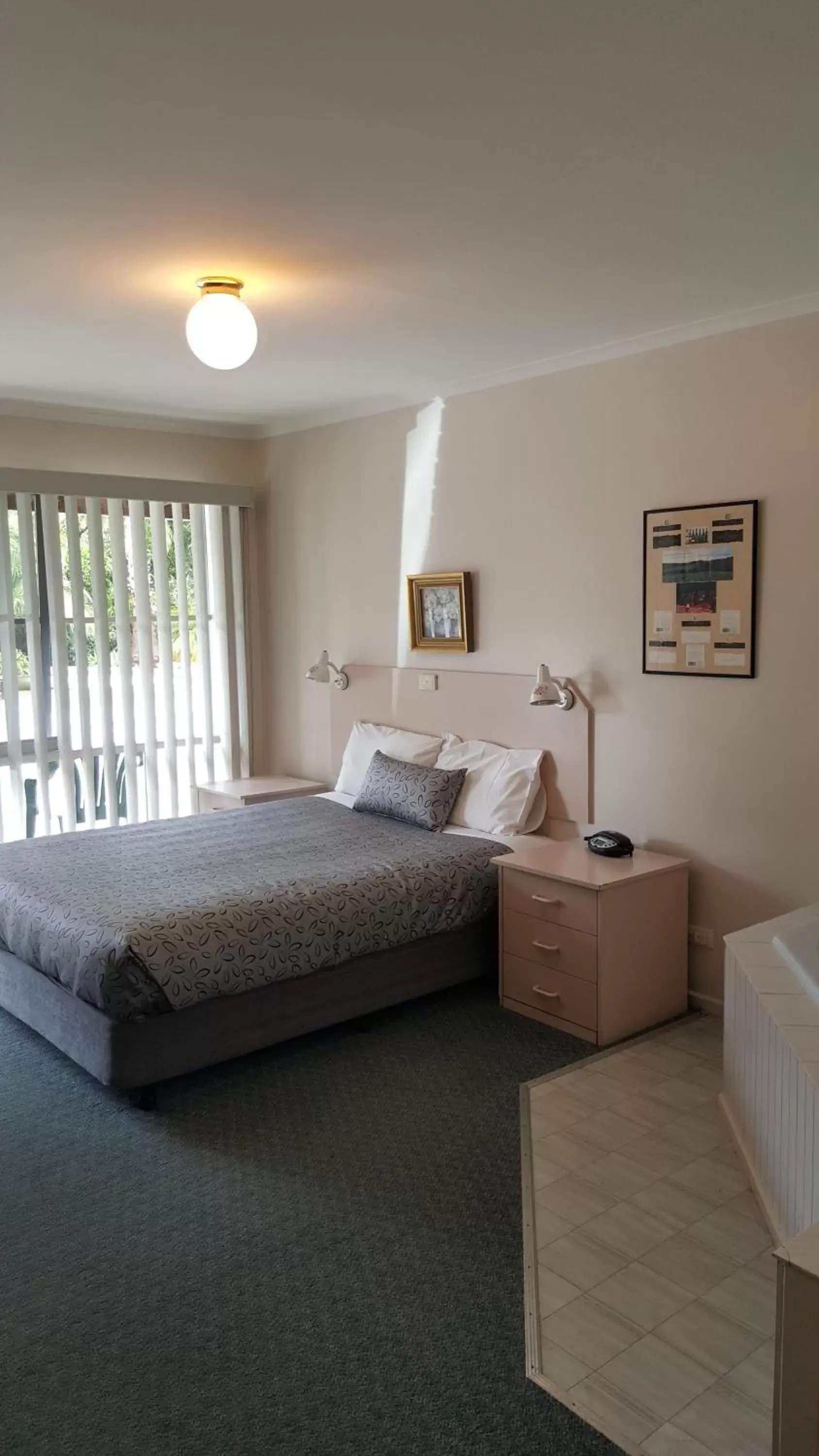 Photo of the whole room, Bed in The Balnarring Motel