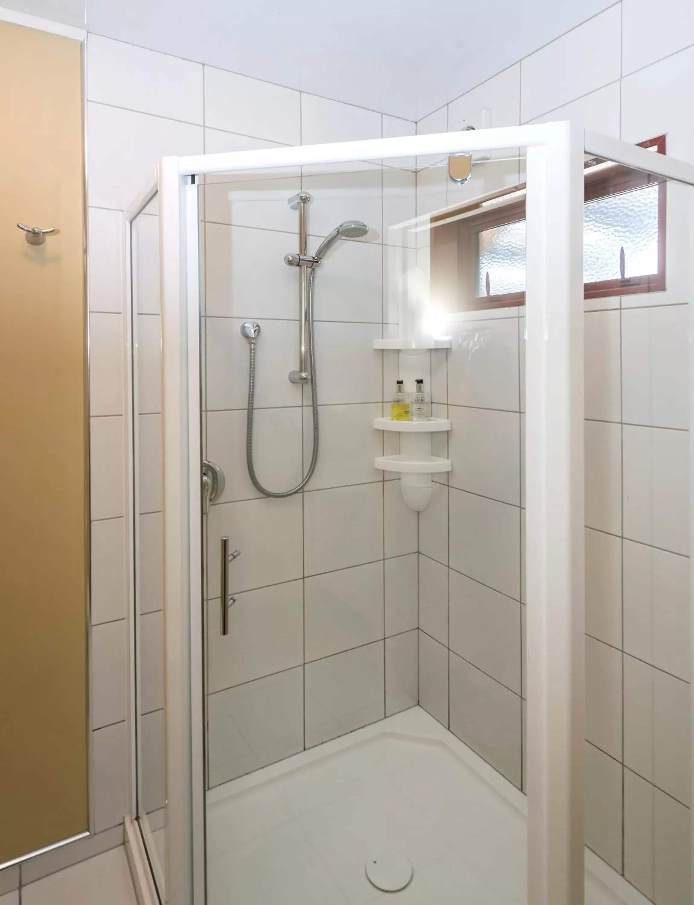 Shower, Bathroom in Blenheim Spa Motor Lodge