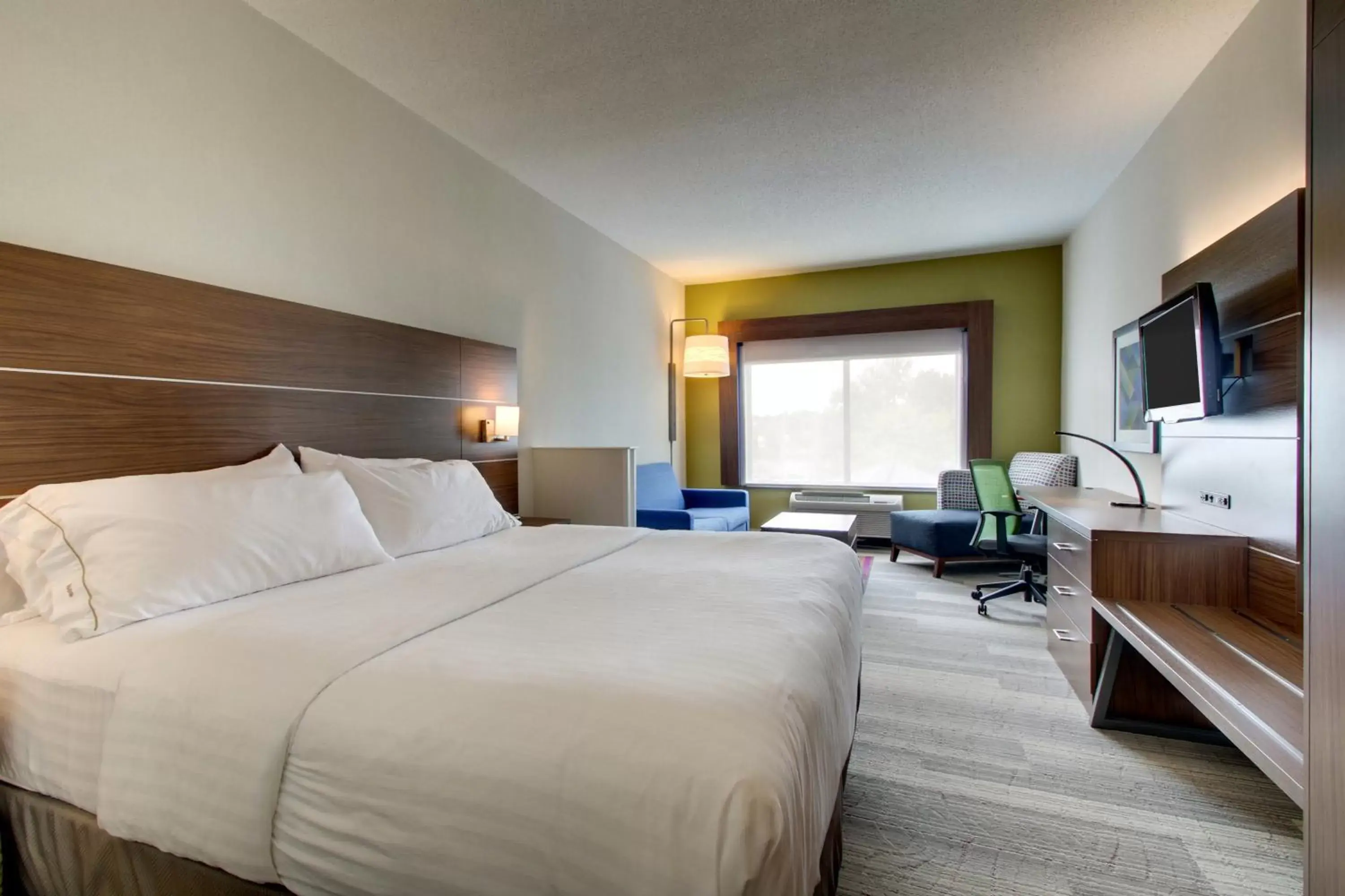 Photo of the whole room, Bed in Holiday Inn Express & Suites Aurora - Naperville, an IHG Hotel