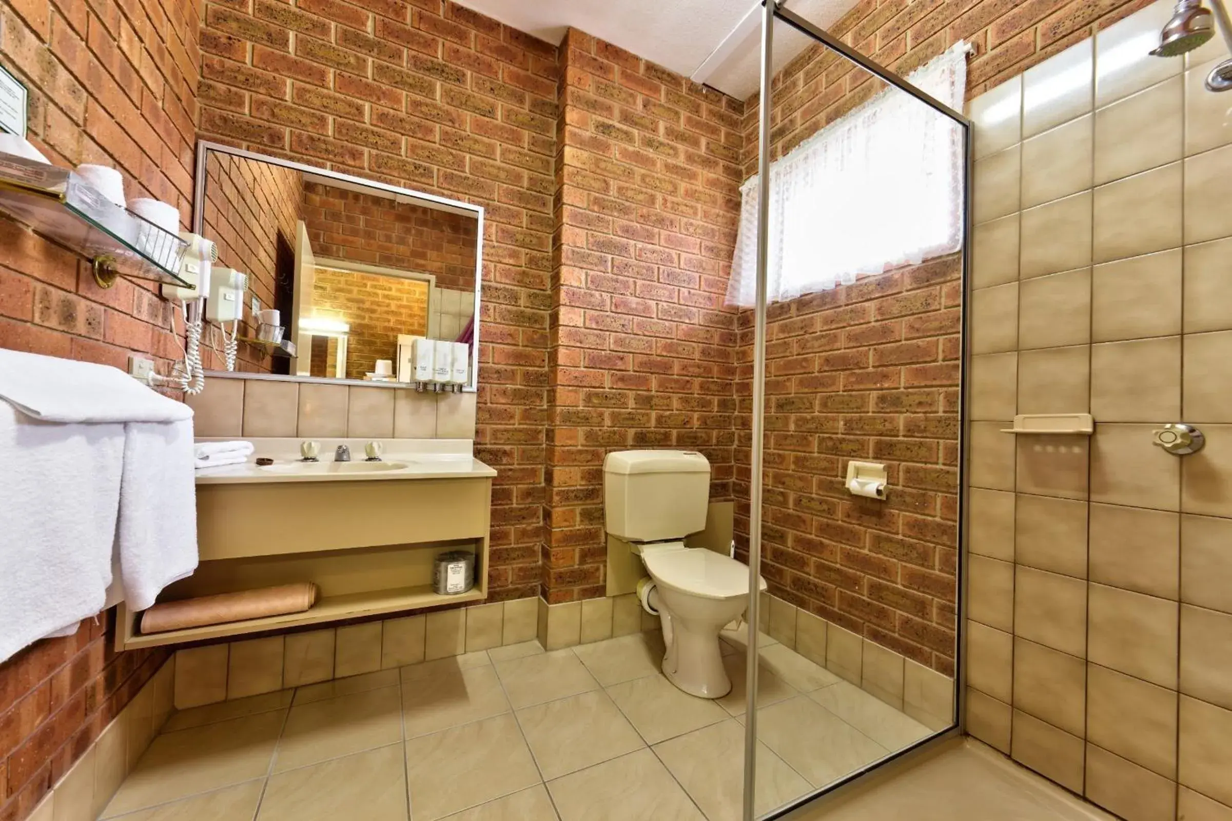 Bathroom in Central Yarrawonga Motor Inn