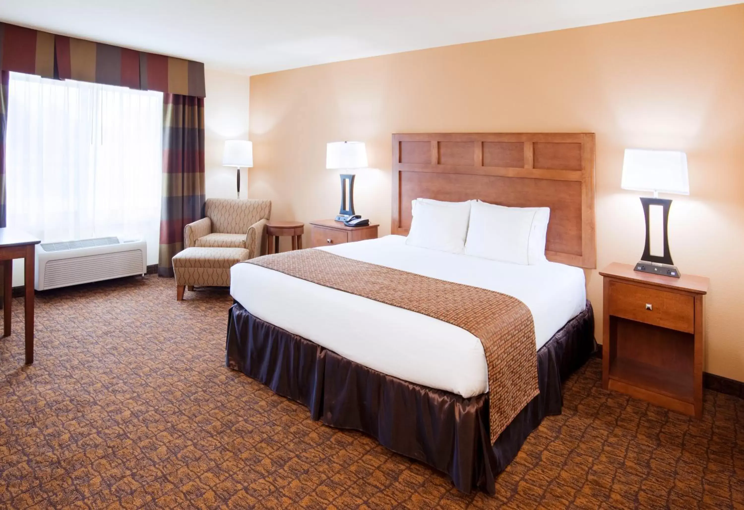 Photo of the whole room, Bed in Holiday Inn Express Hotel & Suites Mount Airy, an IHG Hotel