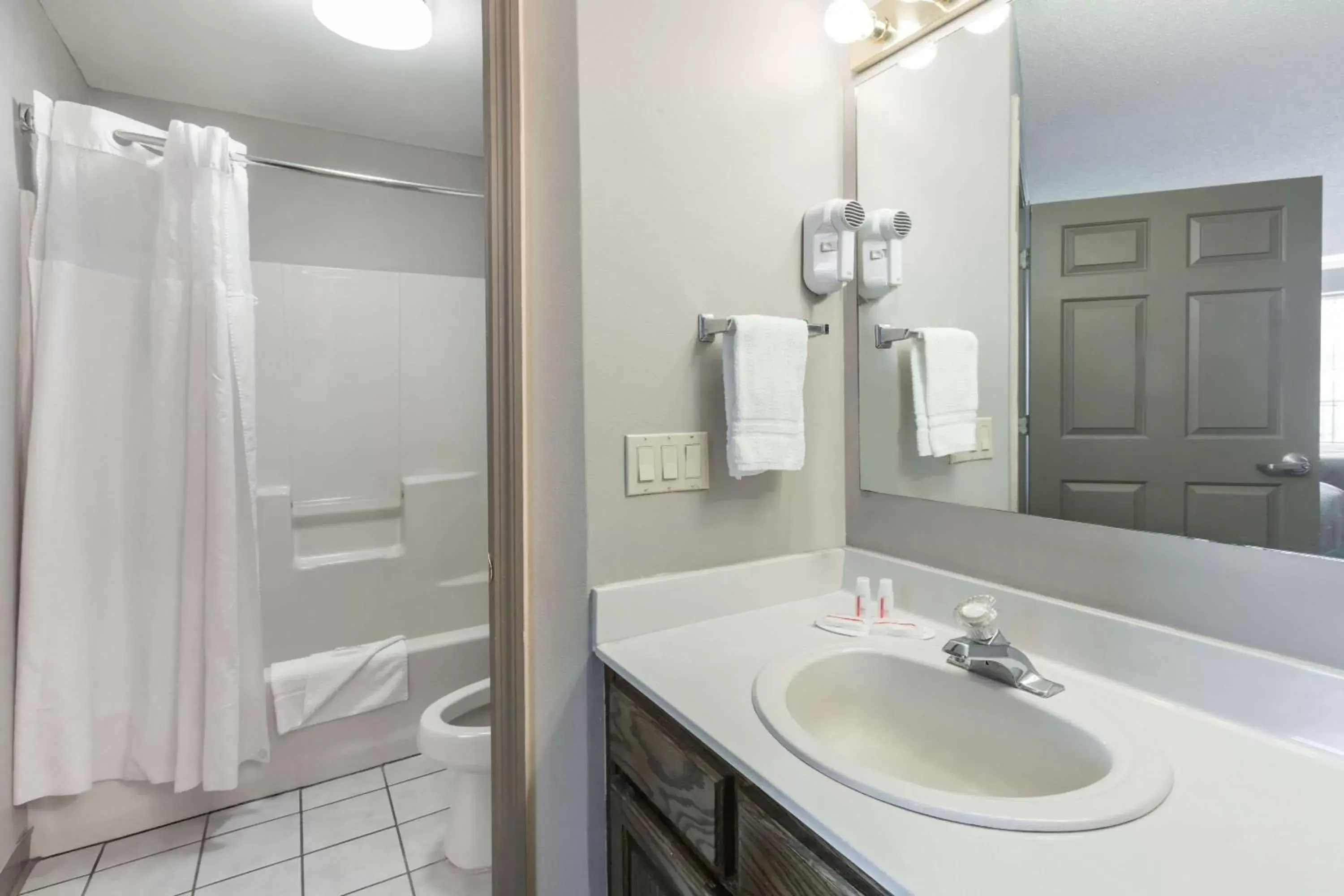 Photo of the whole room, Bathroom in Super 8 by Wyndham Clinton