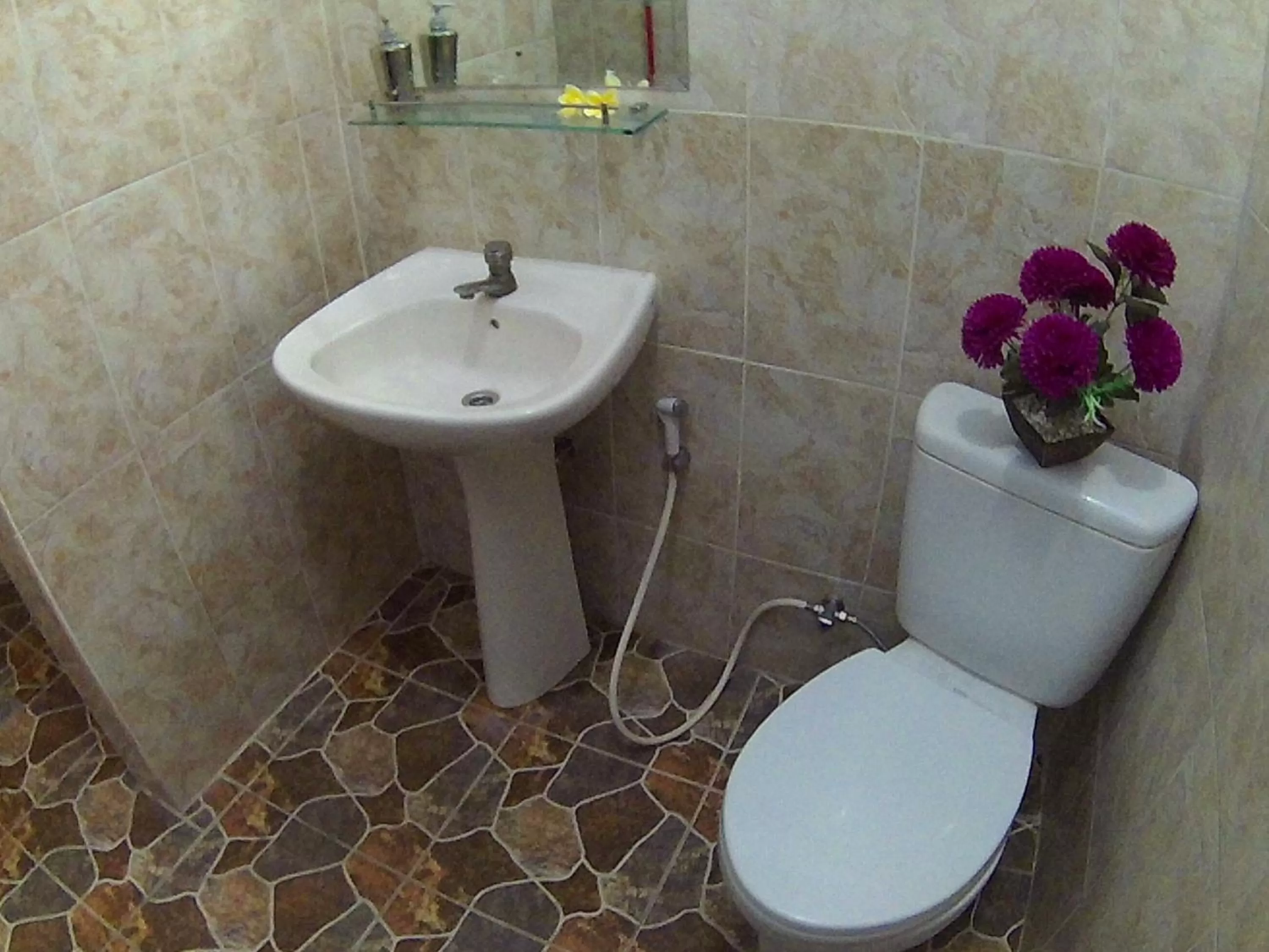 Shower in 24/7 Bed & Breakfast