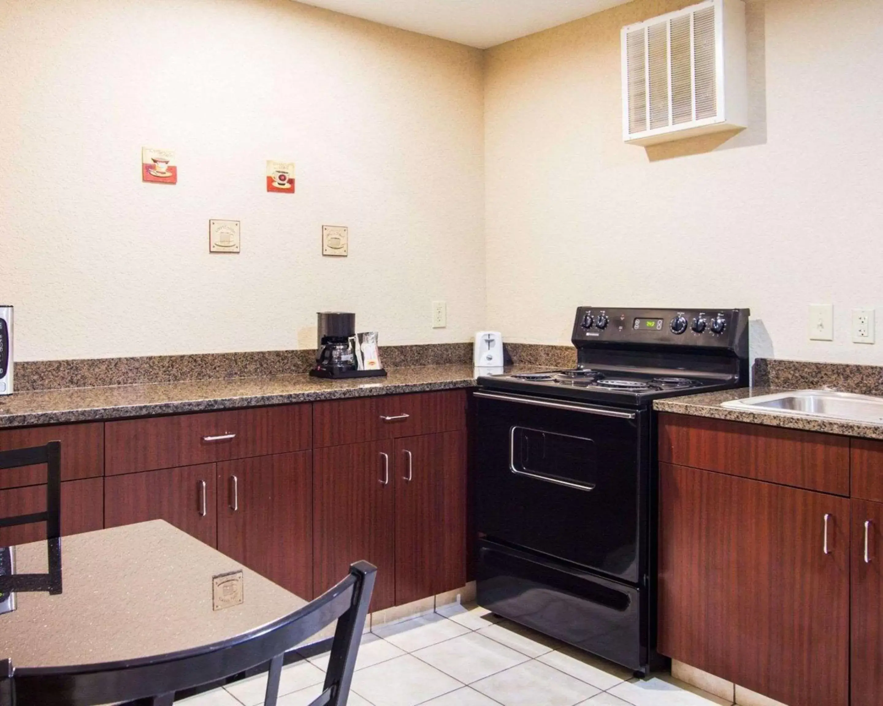 Photo of the whole room, Kitchen/Kitchenette in Comfort Inn & Suites Airport Convention Center