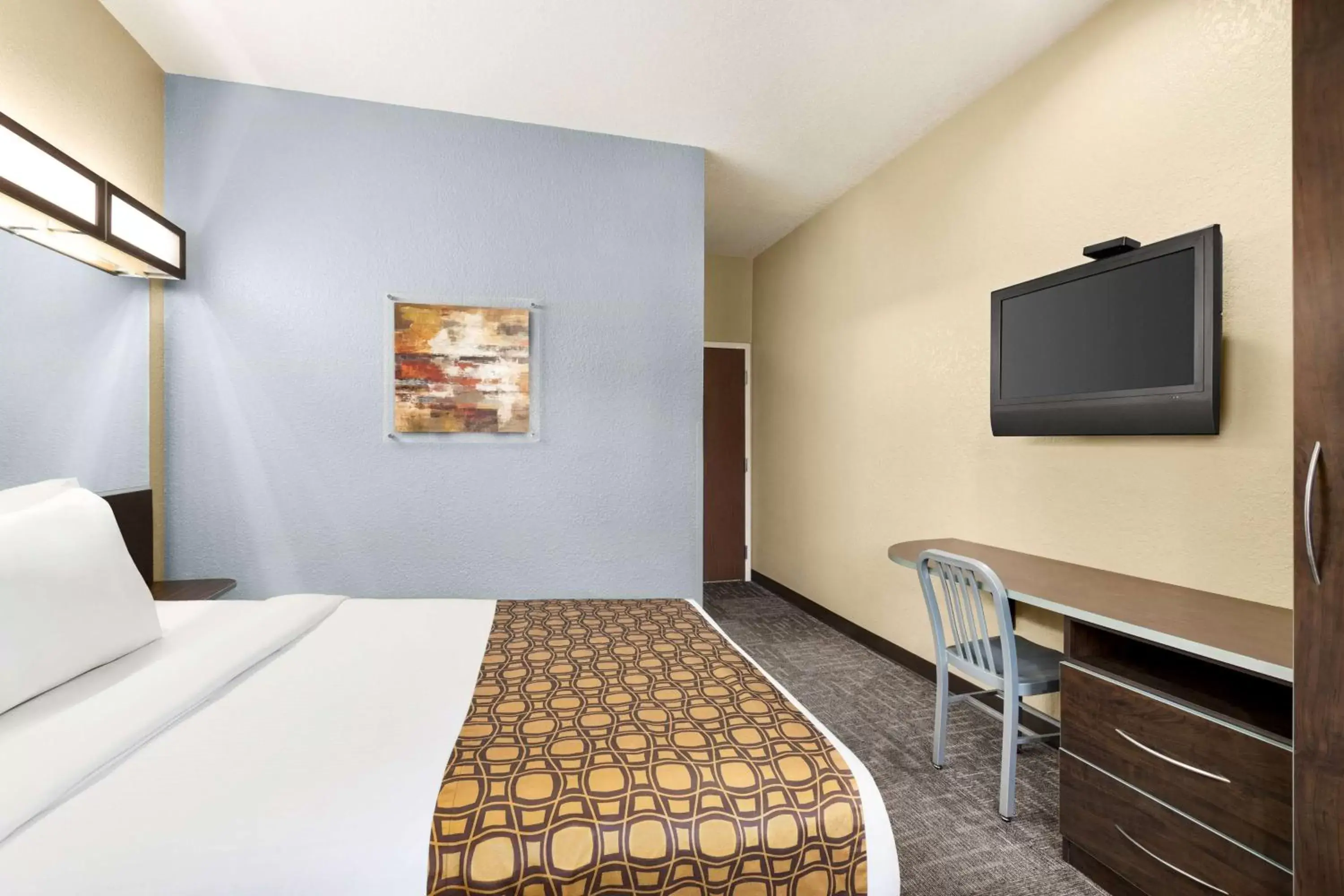 Photo of the whole room, Bed in Microtel Inn & Suites by Wyndham Woodstock/Atlanta North