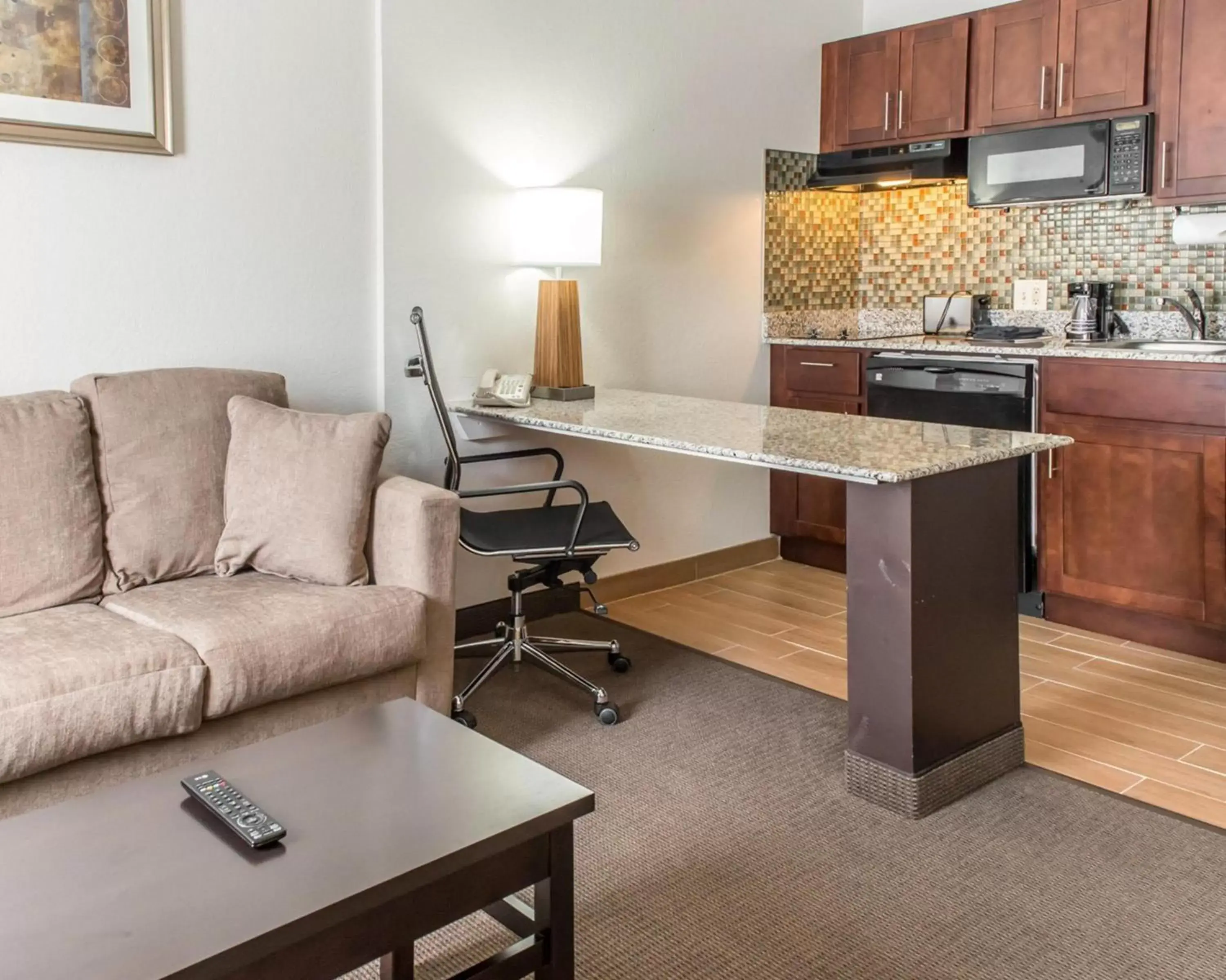 Coffee/tea facilities, Kitchen/Kitchenette in Mainstay Suites Pittsburgh Airport