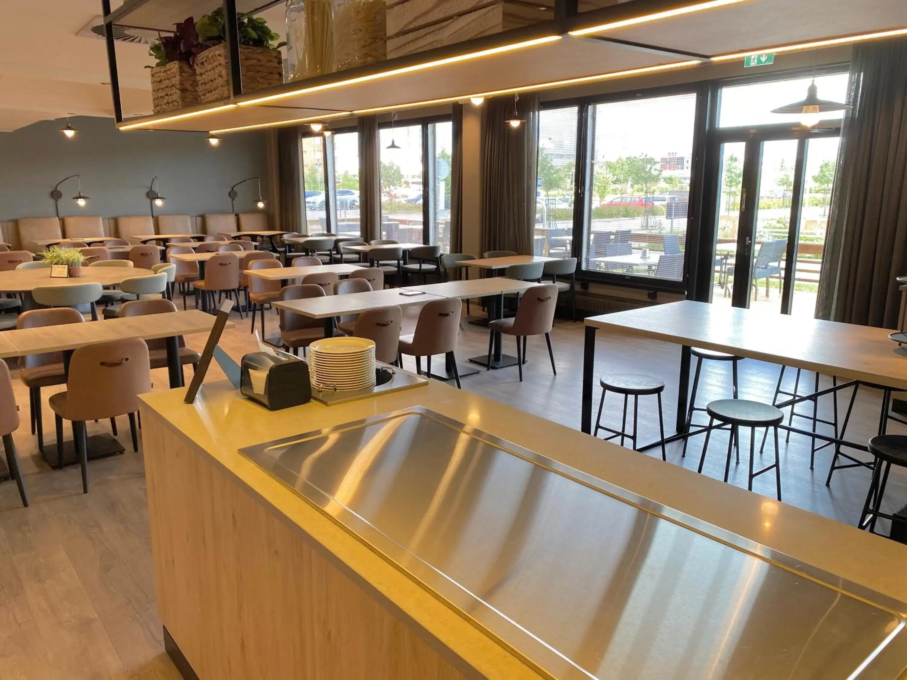 Restaurant/places to eat in Skyline Airport Hotel