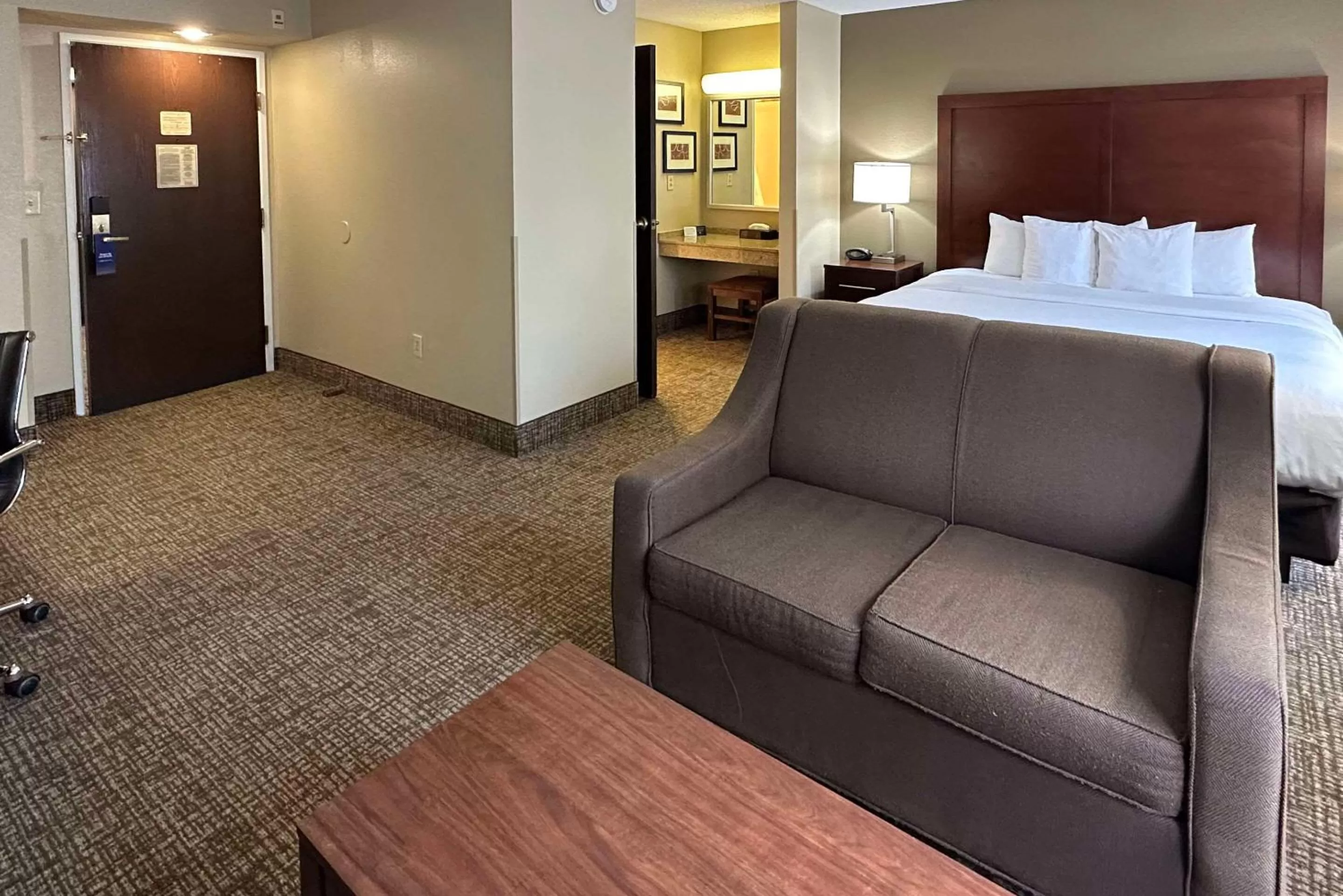 Bedroom, Bed in Comfort Suites Airport