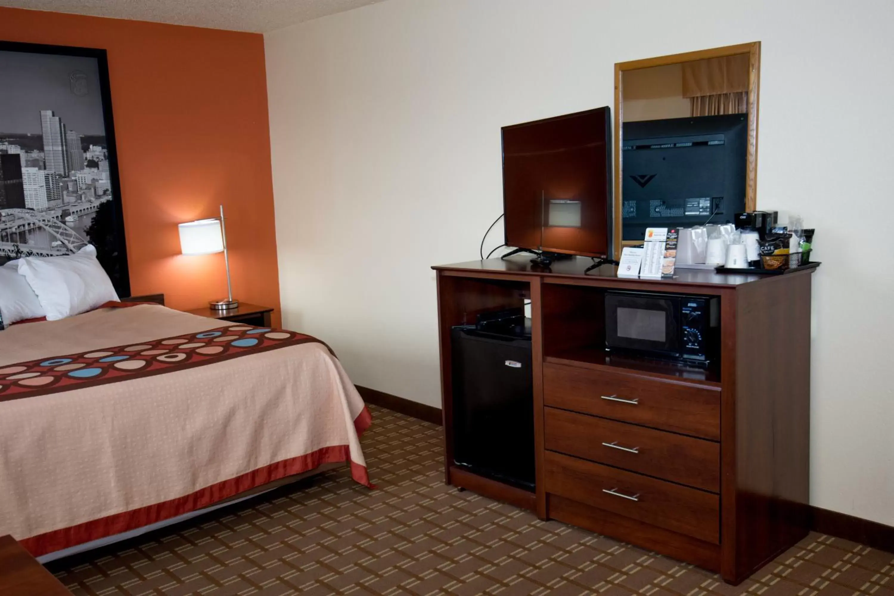 TV and multimedia, Bed in Super 8 by Wyndham Altoona