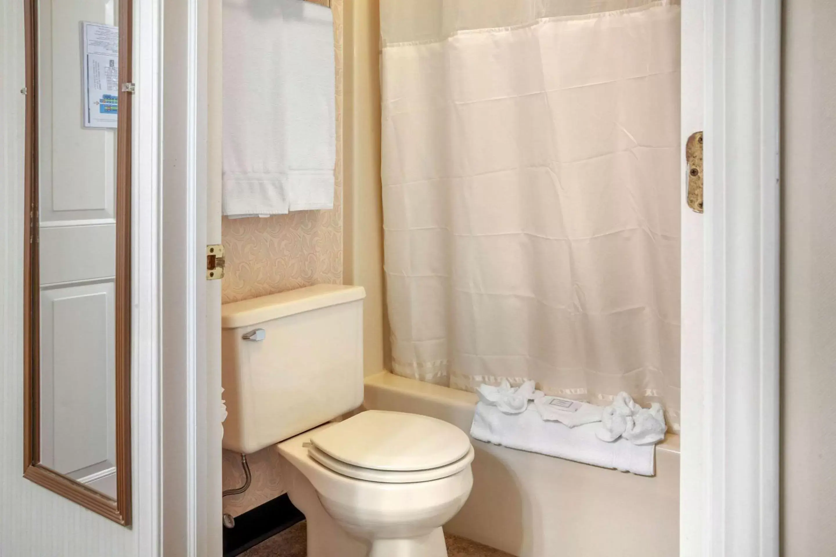 Double Queen in The Wisconsin Hotel & Conference Center Double Queen in The Wisconsin Hotel & Conference Center