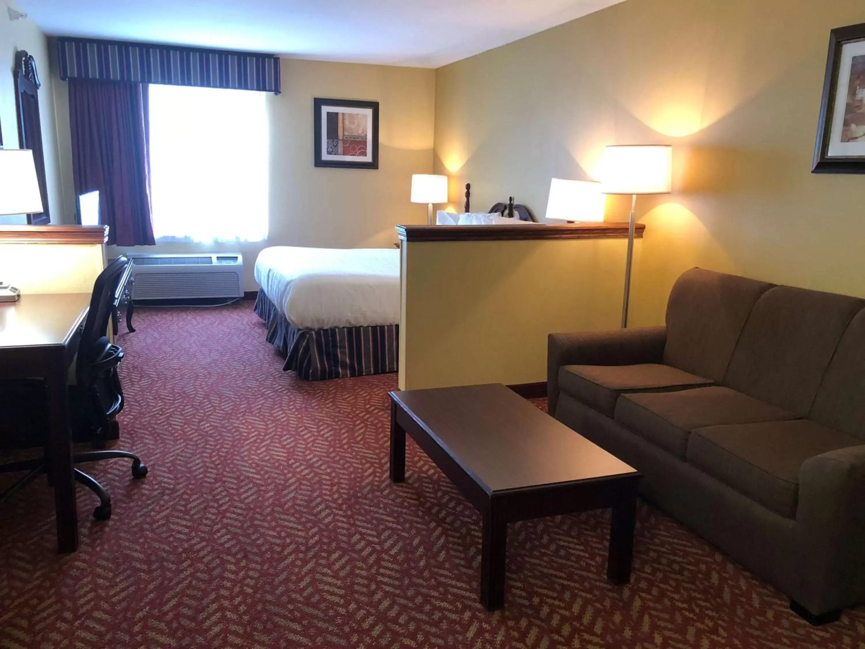 Bedroom, Seating Area in Best Western Clearlake Plaza