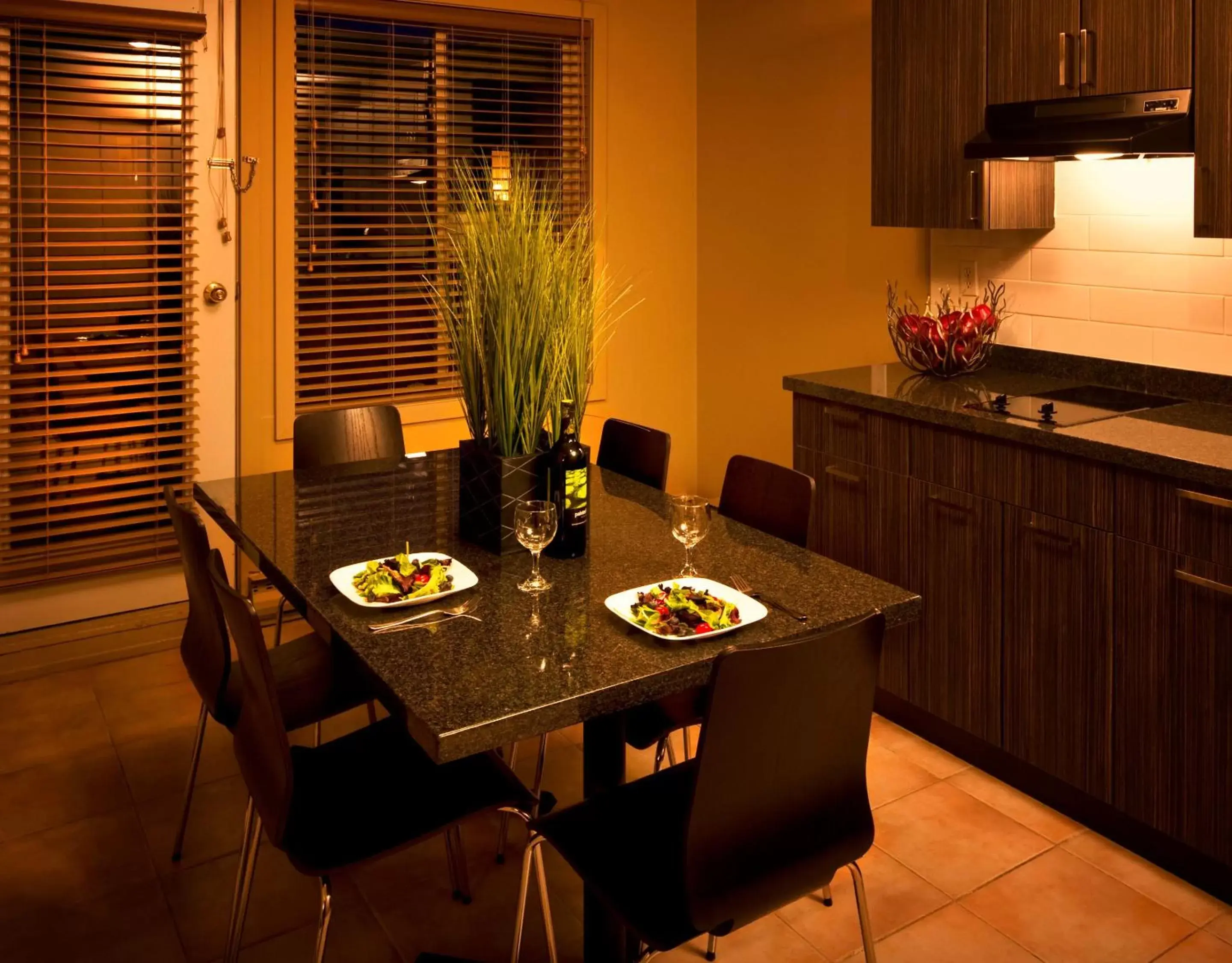 Kitchen or kitchenette, Dining Area in Executive Inn Whistler