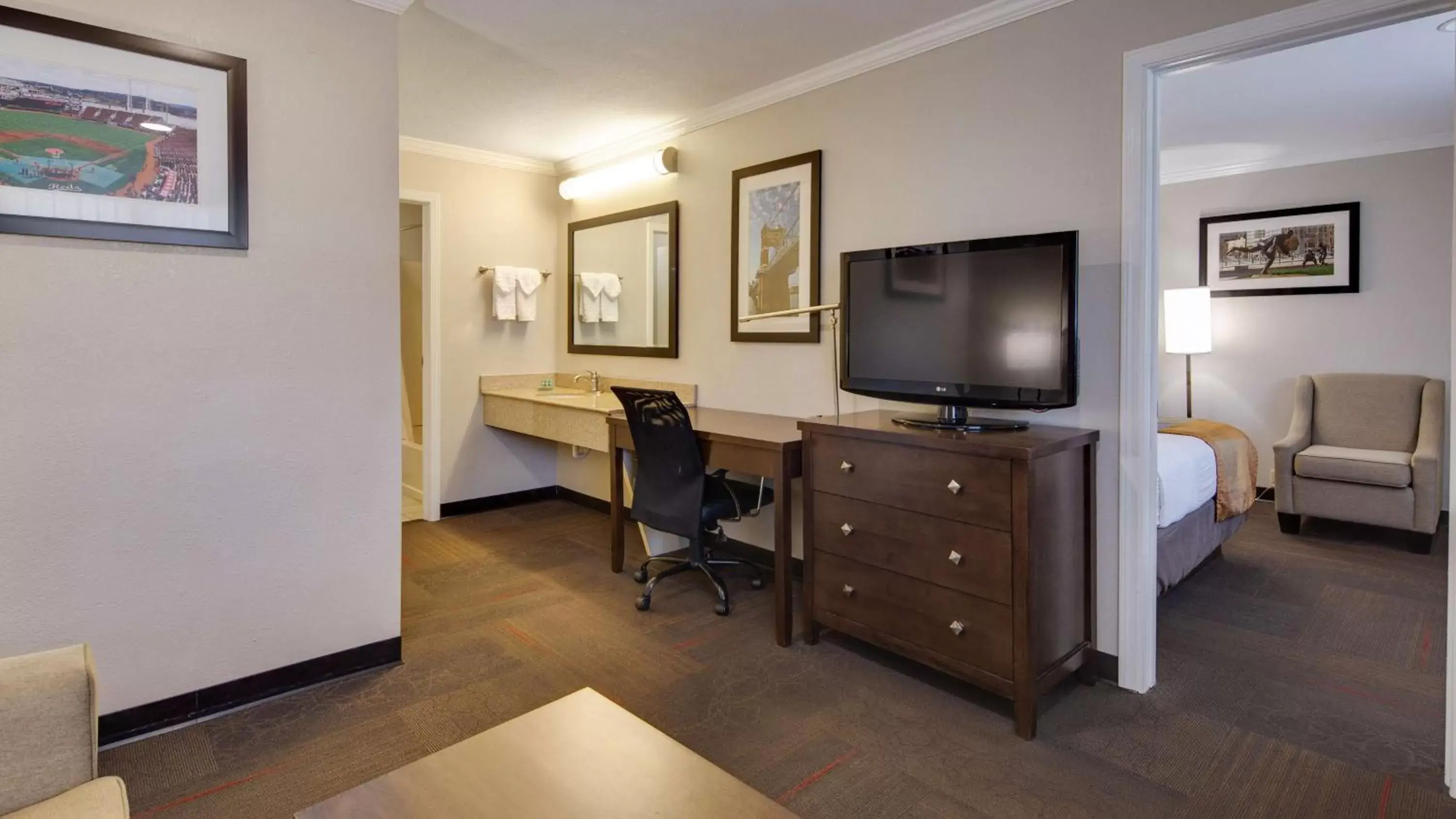 Photo of the whole room, TV/Entertainment Center in Best Western Clermont