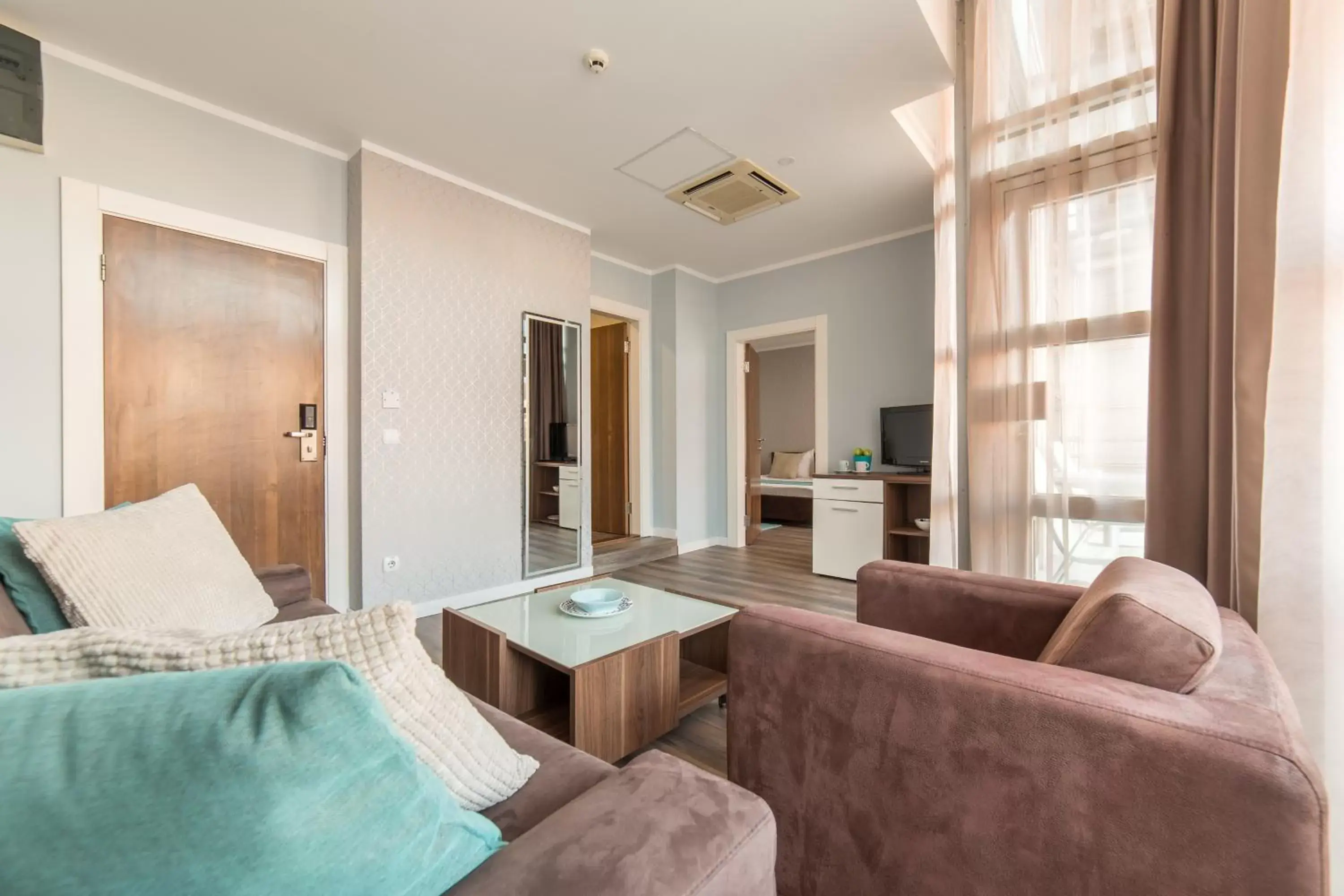 Shower, Seating Area in Balkan Hotel Garni