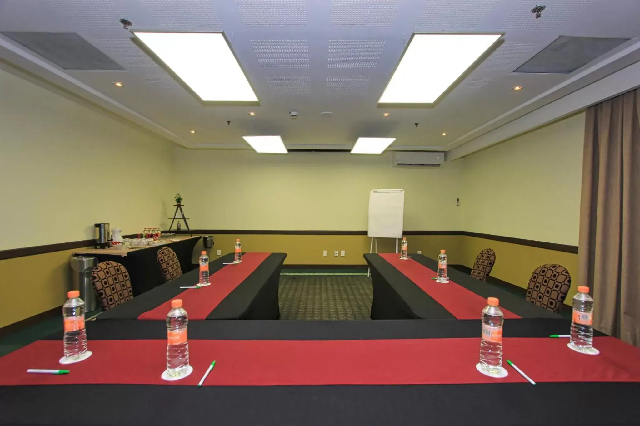 Meeting/conference room in Holiday Inn Leon, an IHG Hotel