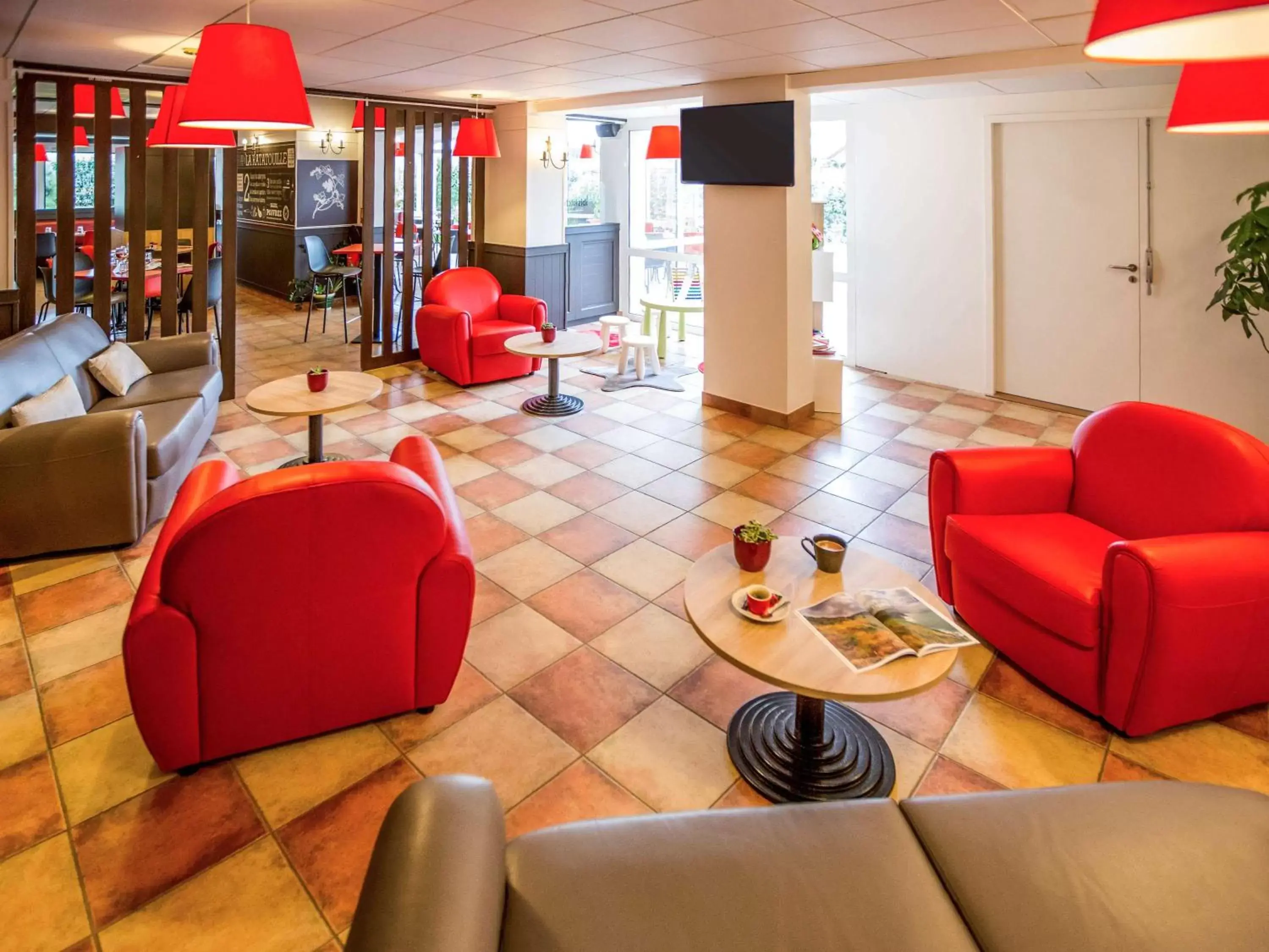 Lounge or bar, Lounge/Bar in ibis Cherbourg La Glacerie