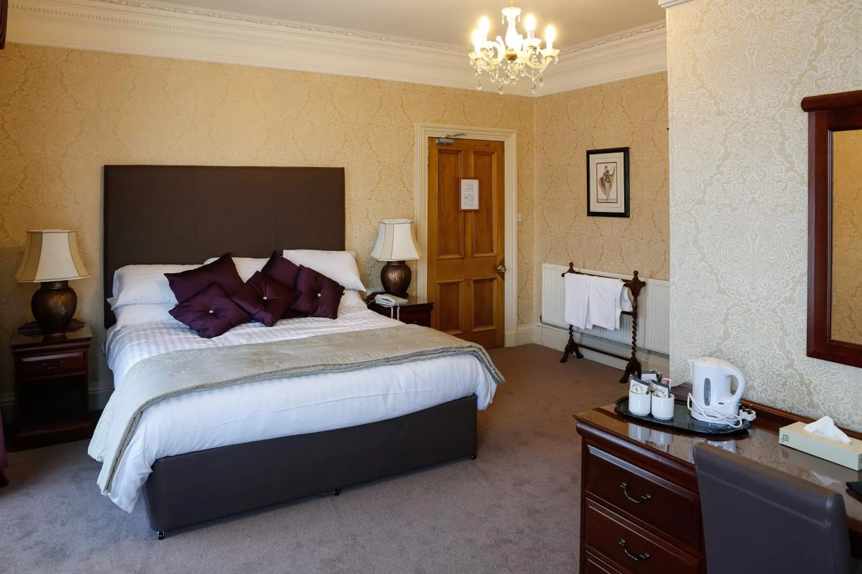 Photo of the whole room, Bed in Dunmuir Hotel